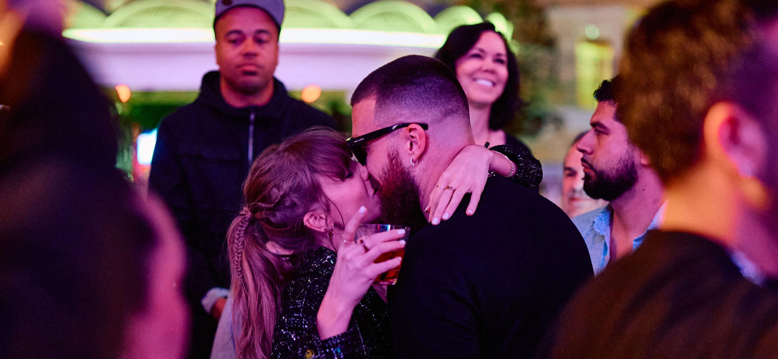 Taylor Swift e Travis Kelce compartilham um pequeno beijo