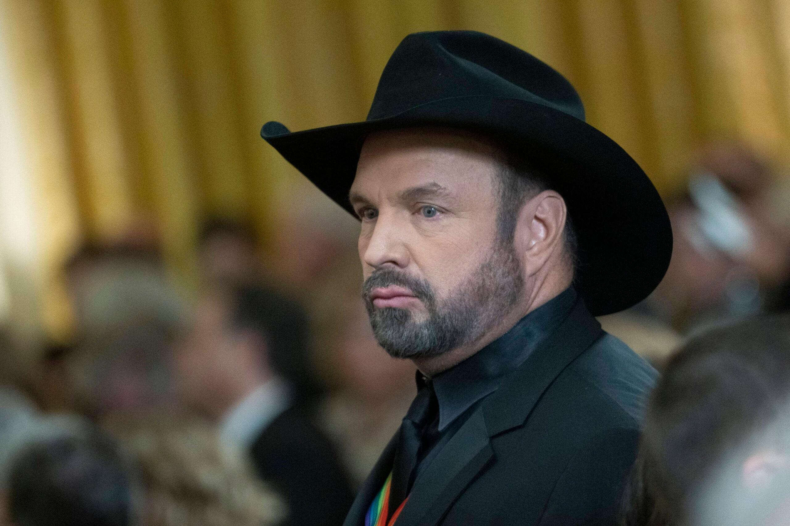 Garth Brooks menghadiri Resepsi Kehormatan Kennedy Center Tahunan ke-45 yang diselenggarakan oleh Presiden Amerika Serikat Joe Biden dan Ibu Negara Dr. Jill Biden di Gedung Putih