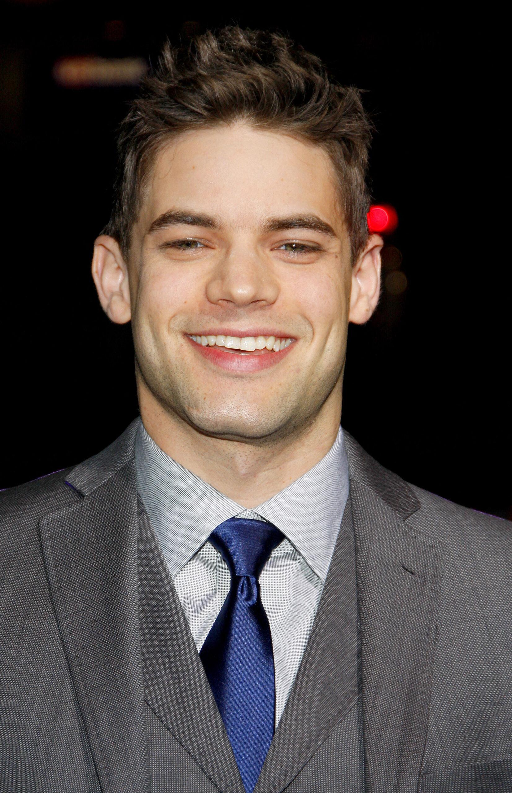 Jeremy Jordan di pemutaran perdana film 