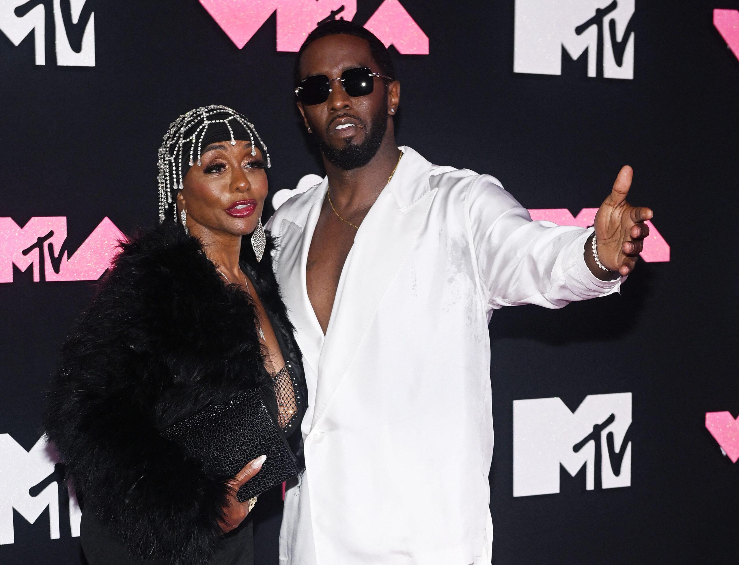 Diddy e sua mãe Janice Combs no Video Music Awards de 2023