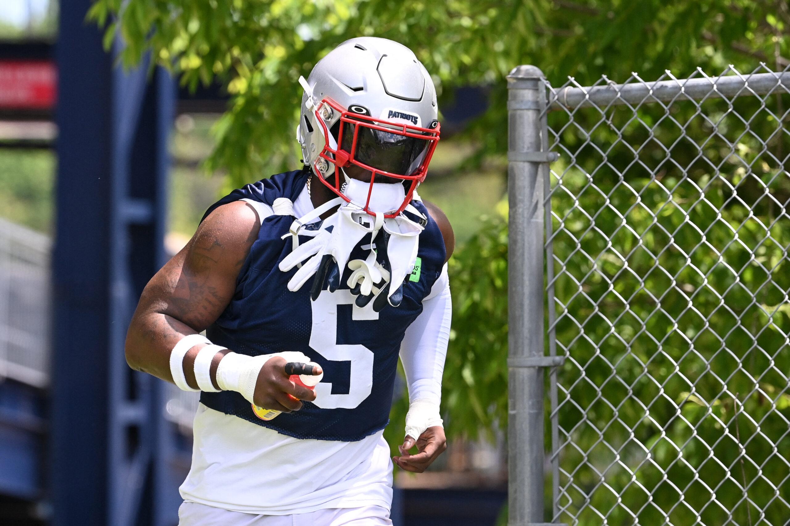 Keamanan New England Patriots Jabrill Peppers melangkah ke lapangan latihan