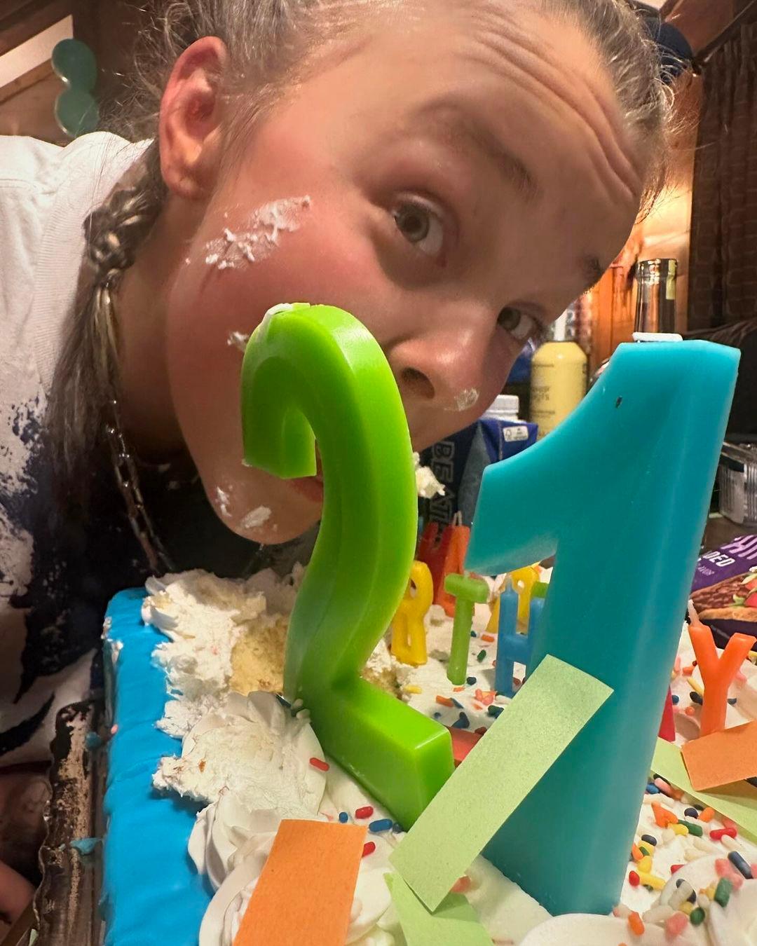 JoJo Siwa comendo bolo de aniversário