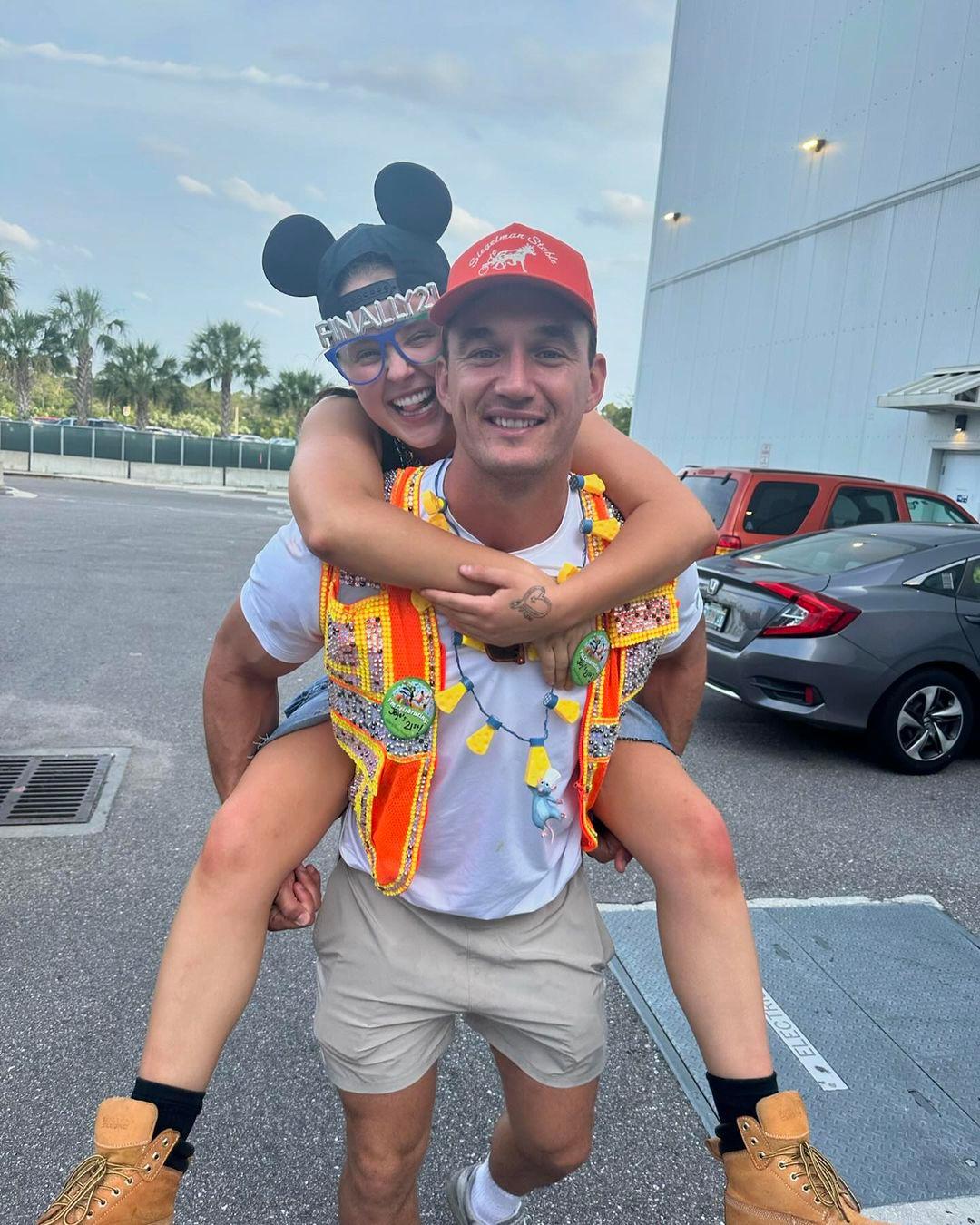 JoJo Siwa di punggung Tyler Cameron