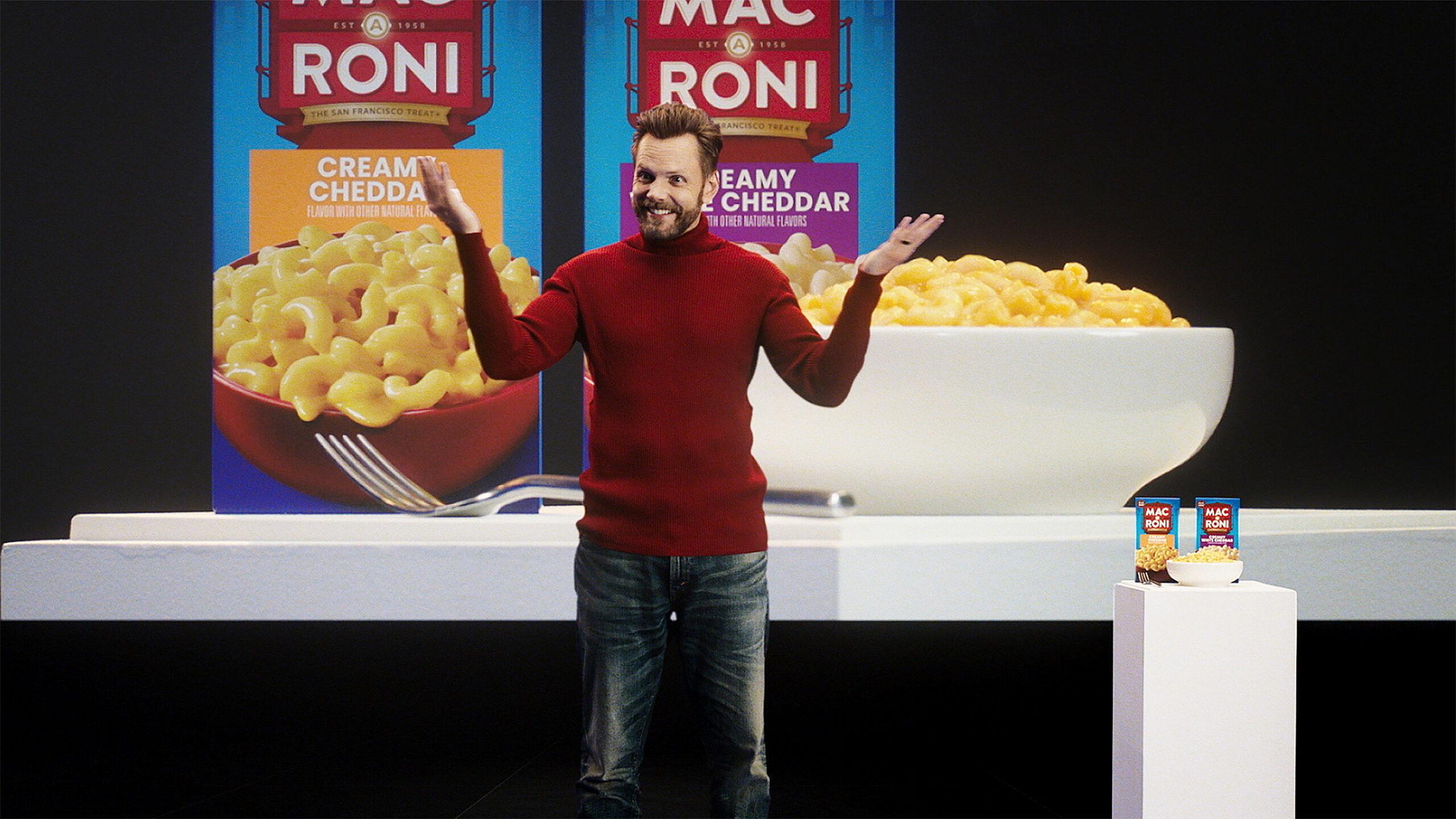 Joel McHale mengotori dirinya dengan sepotong Mac-A-Roni!