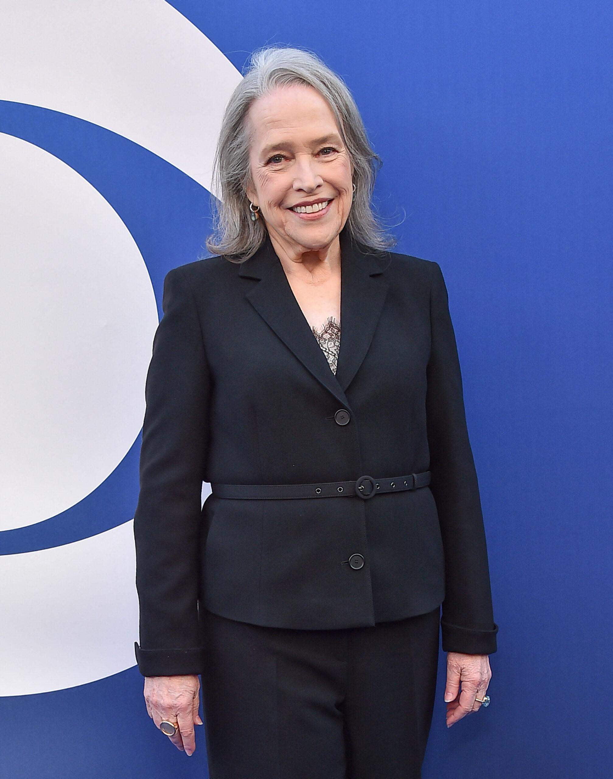 Foto distante de Kathy Bates em evento da CBS