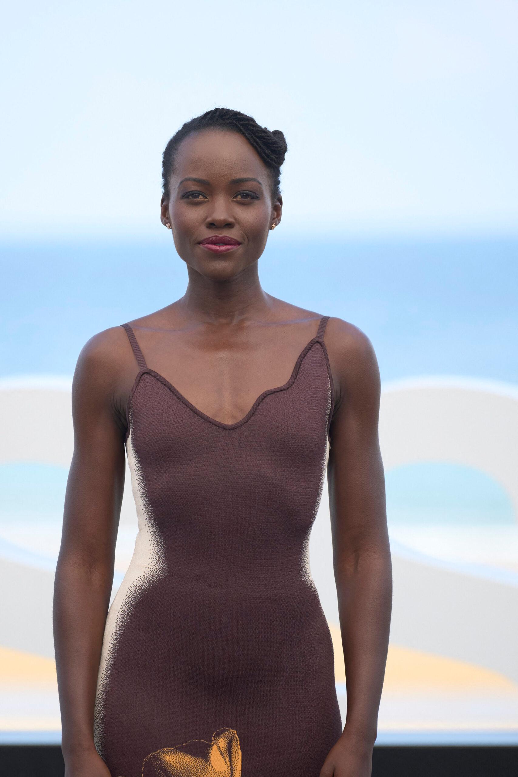 Lupita Nyong'o na 72. Międzynarodowym Festiwalu Filmowym w San Sebastian: Fotokomórka „Dziki robot”.