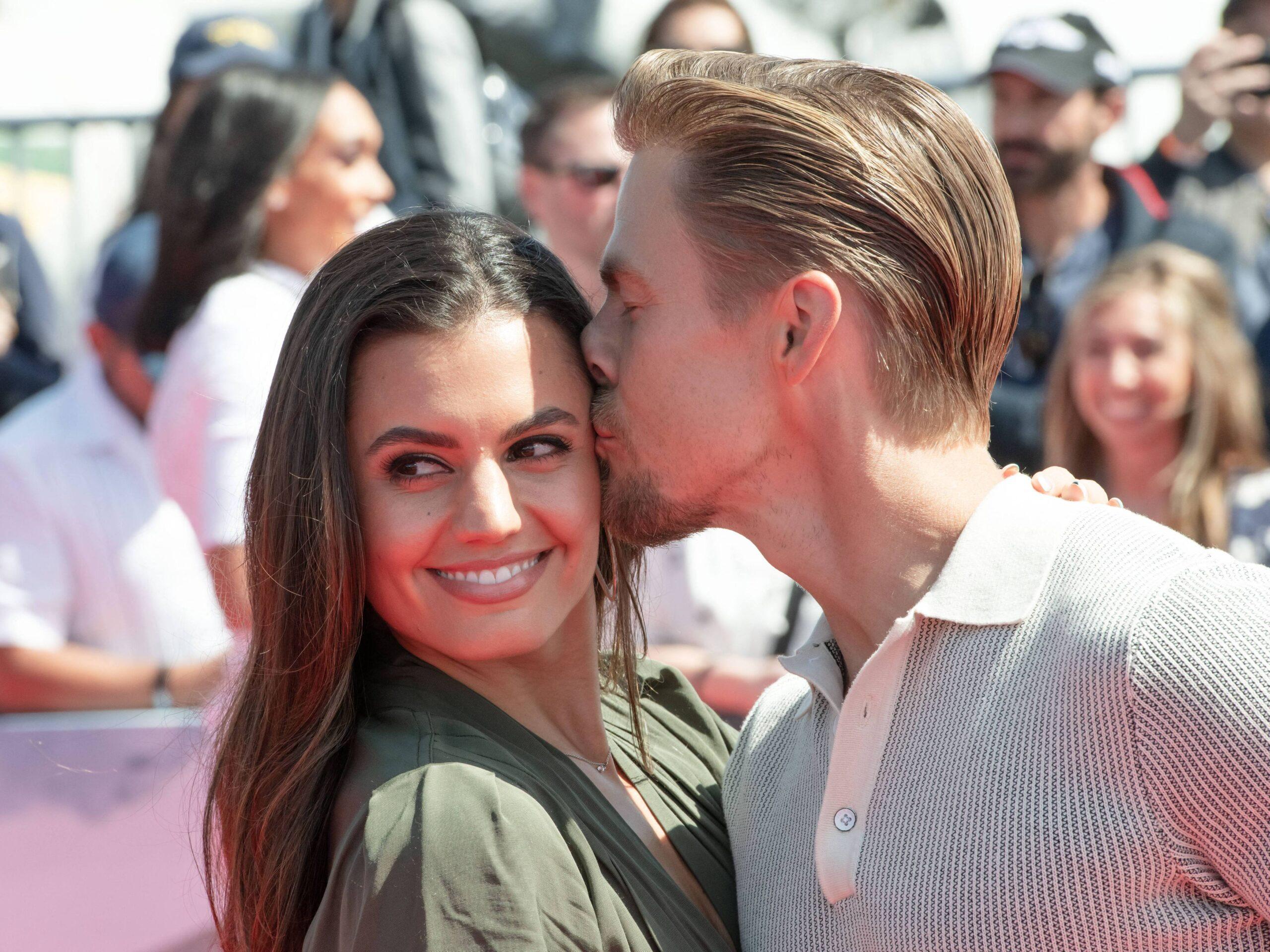 Derek Hough beijando Hayley Erbert 