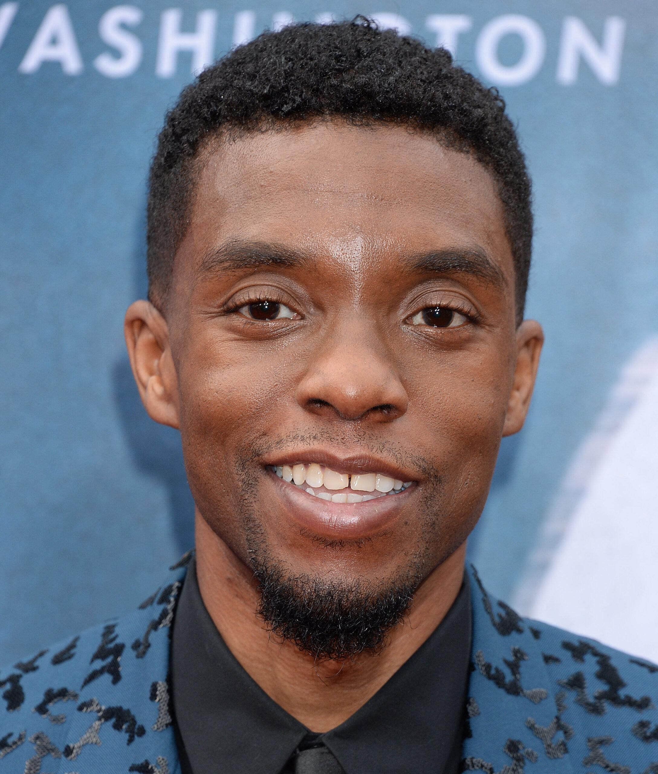 Chadwick Boseman uśmiecha się