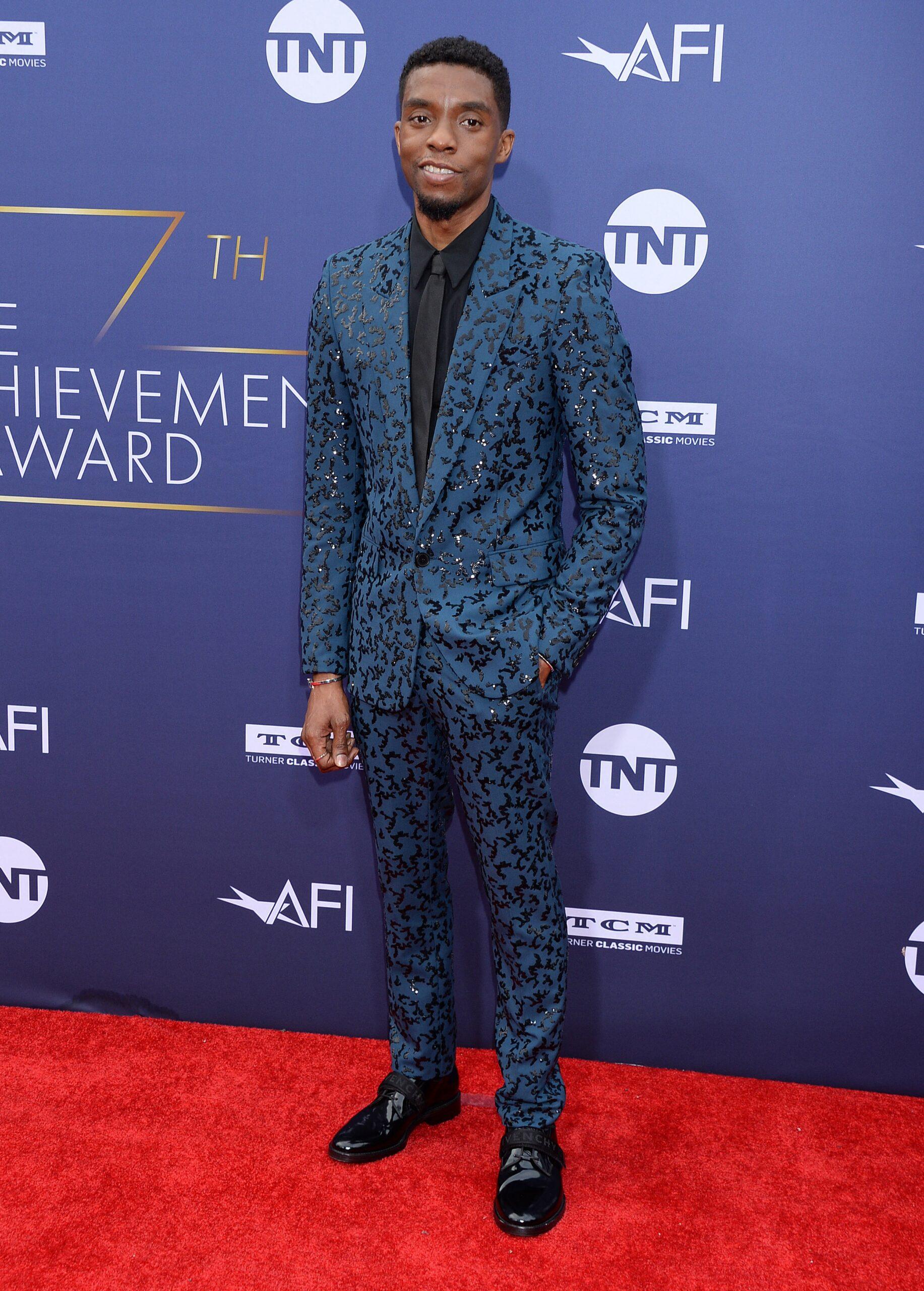 Chadwick Boseman sorrindo no tapete vermelho