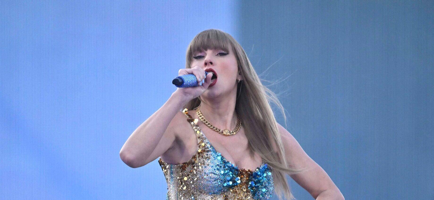 Taylor Swift singing