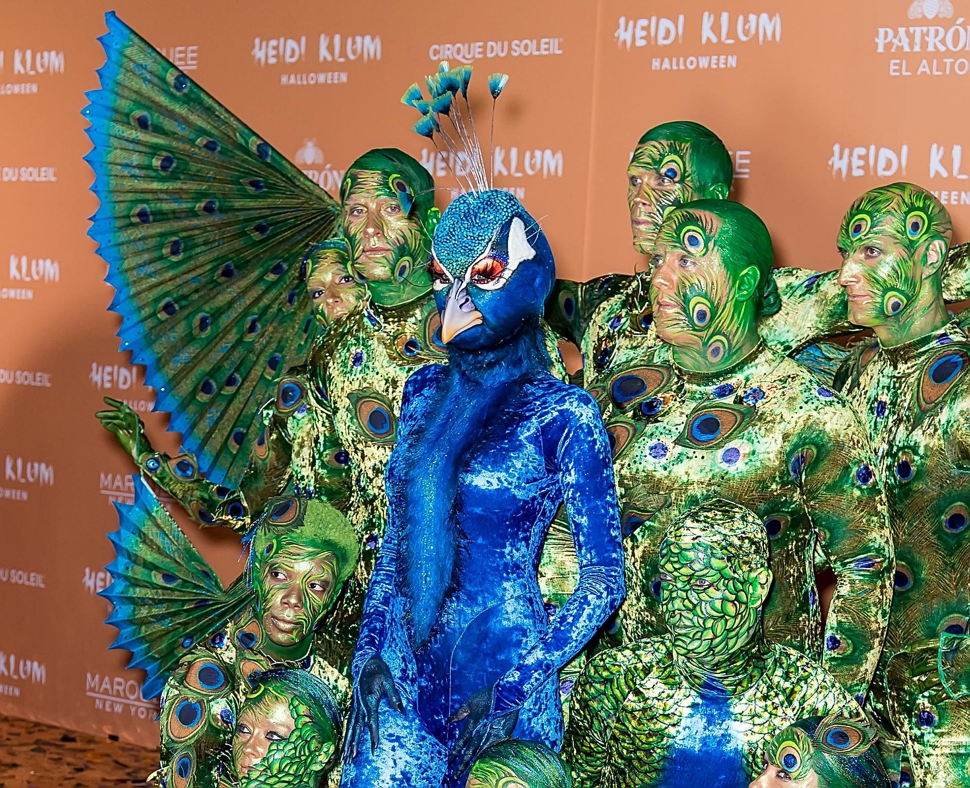 Heidi Klum vestida de pavão para o Halloween