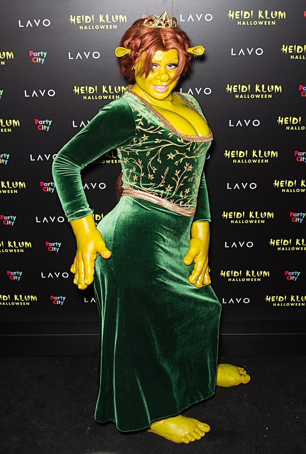 Heidi Klum vestida de Fiona em fantasia de Halloween