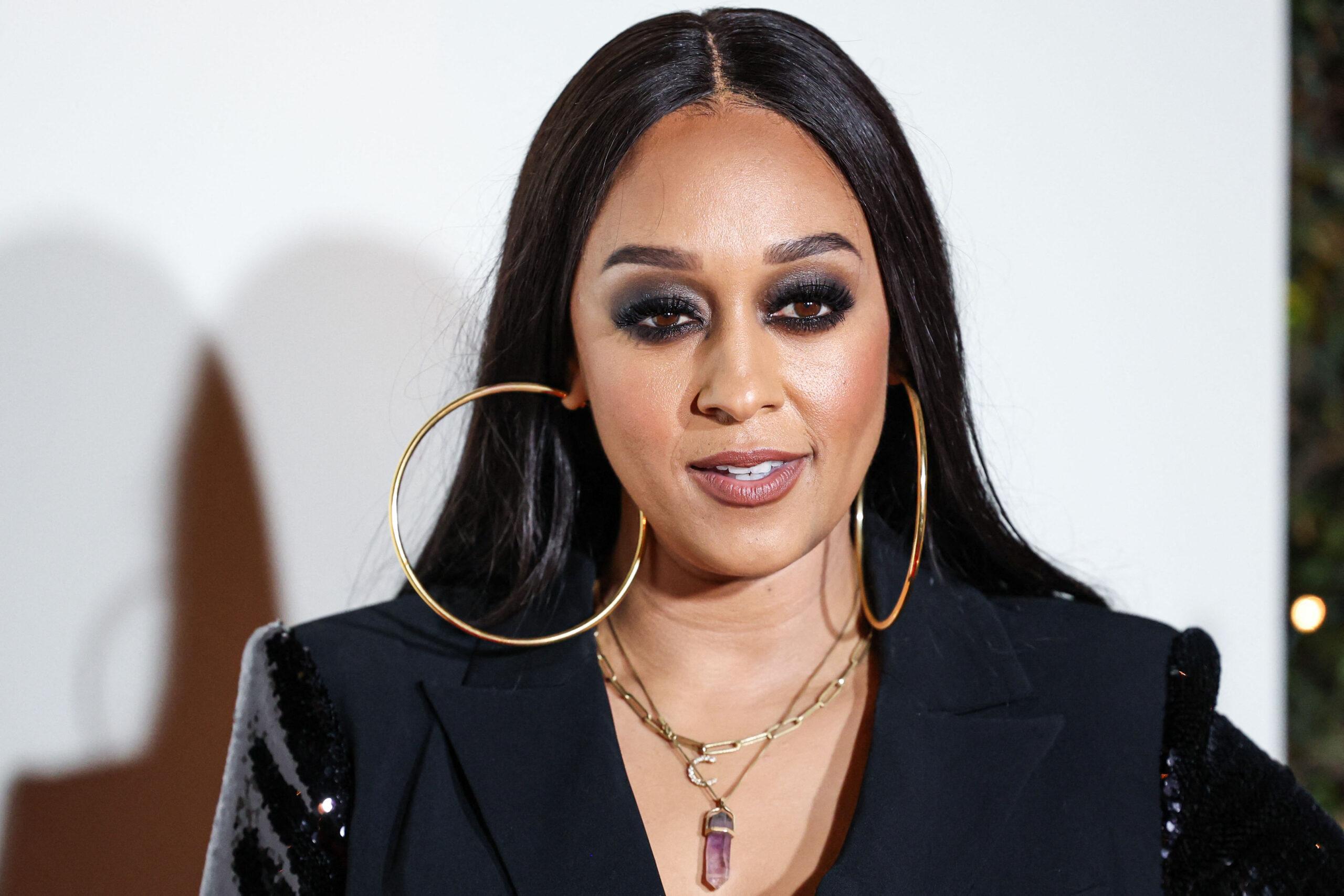 Tia Mowry en una fiesta de Revolve