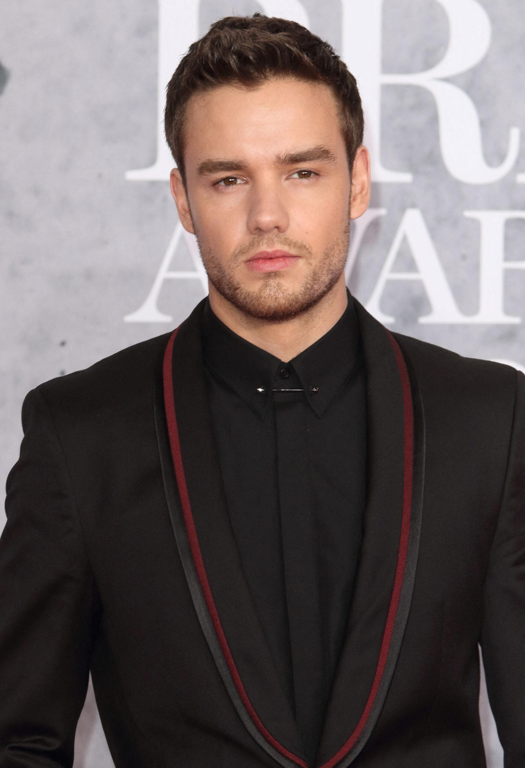 Liam Payne tersenyum dalam setelan jas hitam