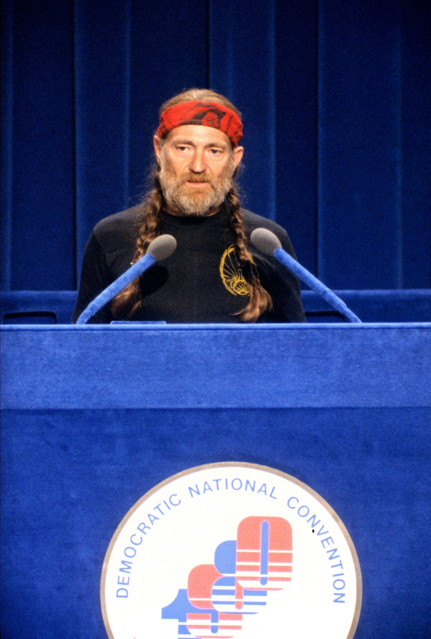 Willie Nelson berbicara di Konvensi Nasional Partai Demokrat tahun 1980