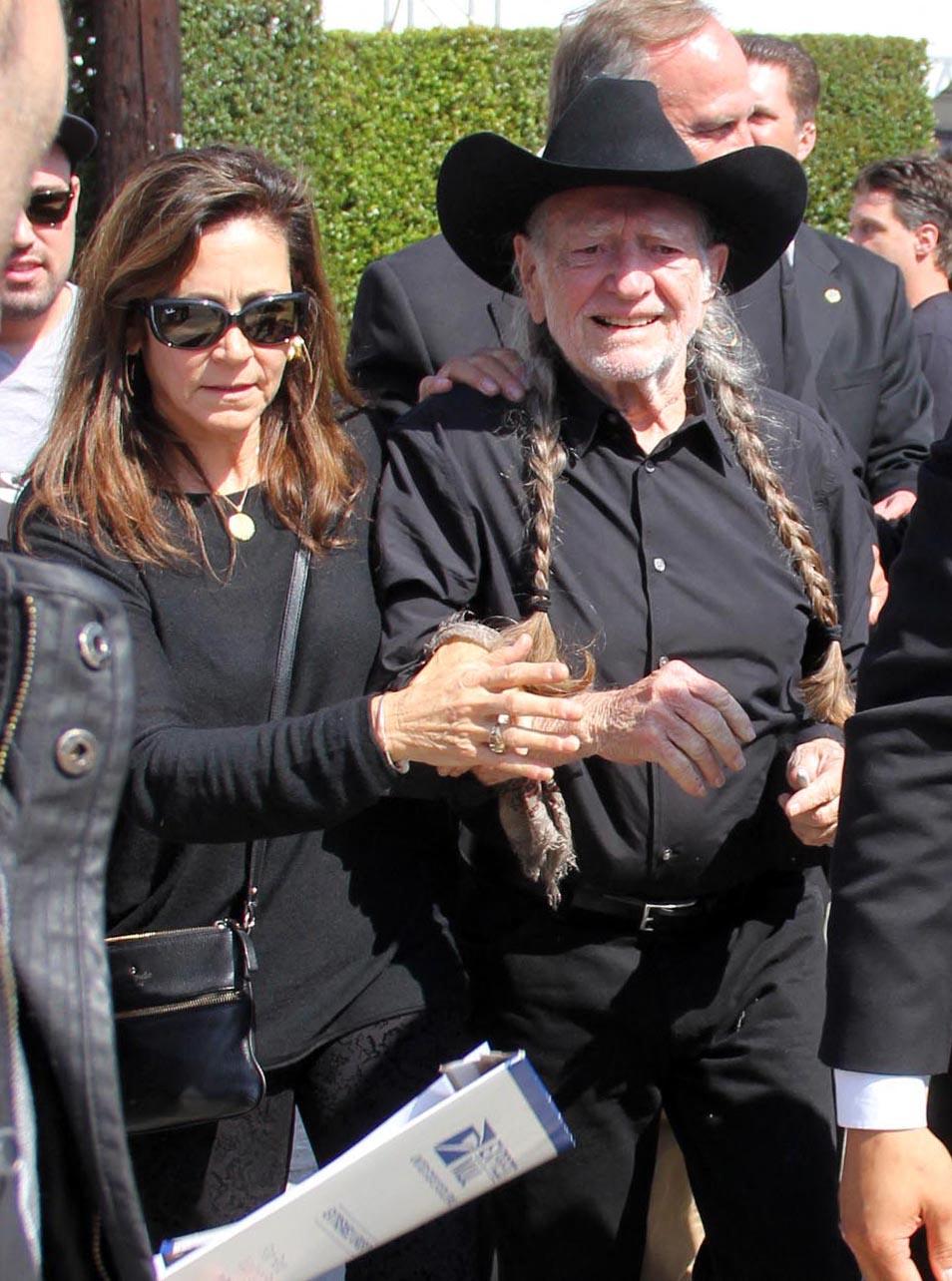 Willie Nelson w czarnym kowbojskim kapeluszu