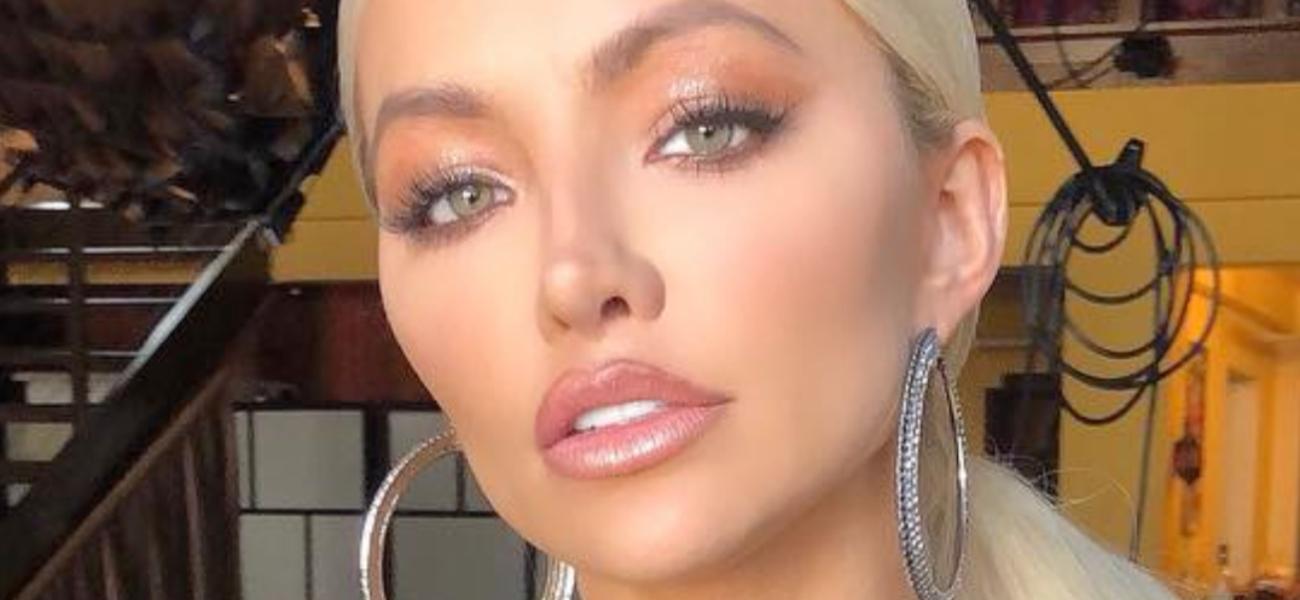 Lindsey Pelas close up