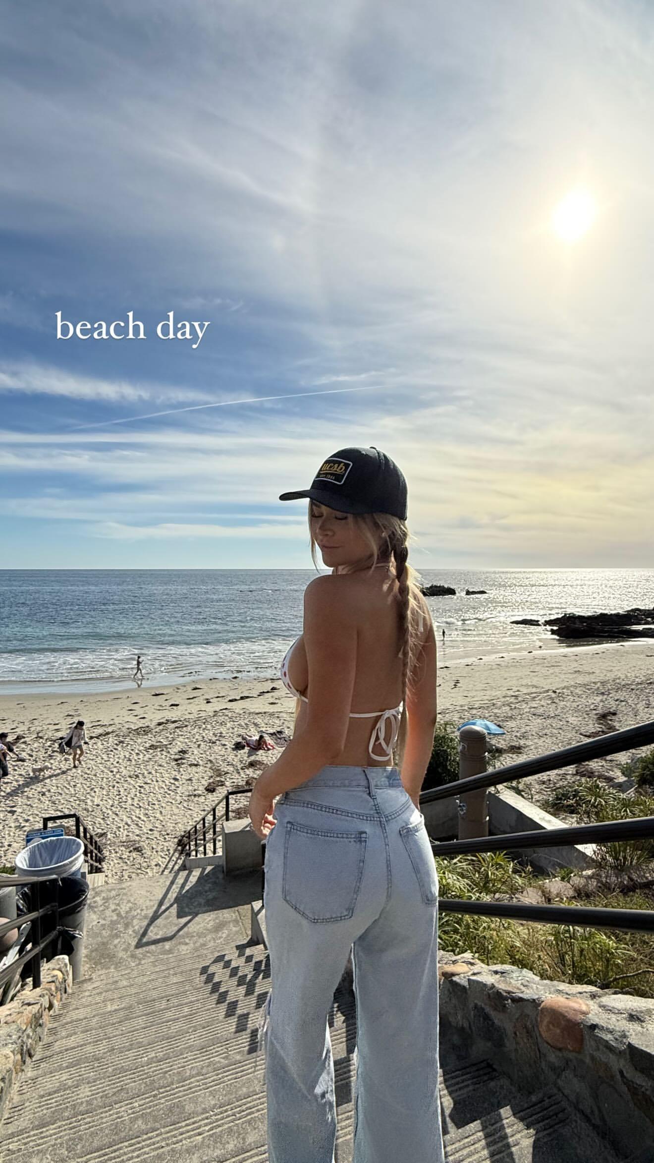 Emily Elizabeth faz uma pose na praia.