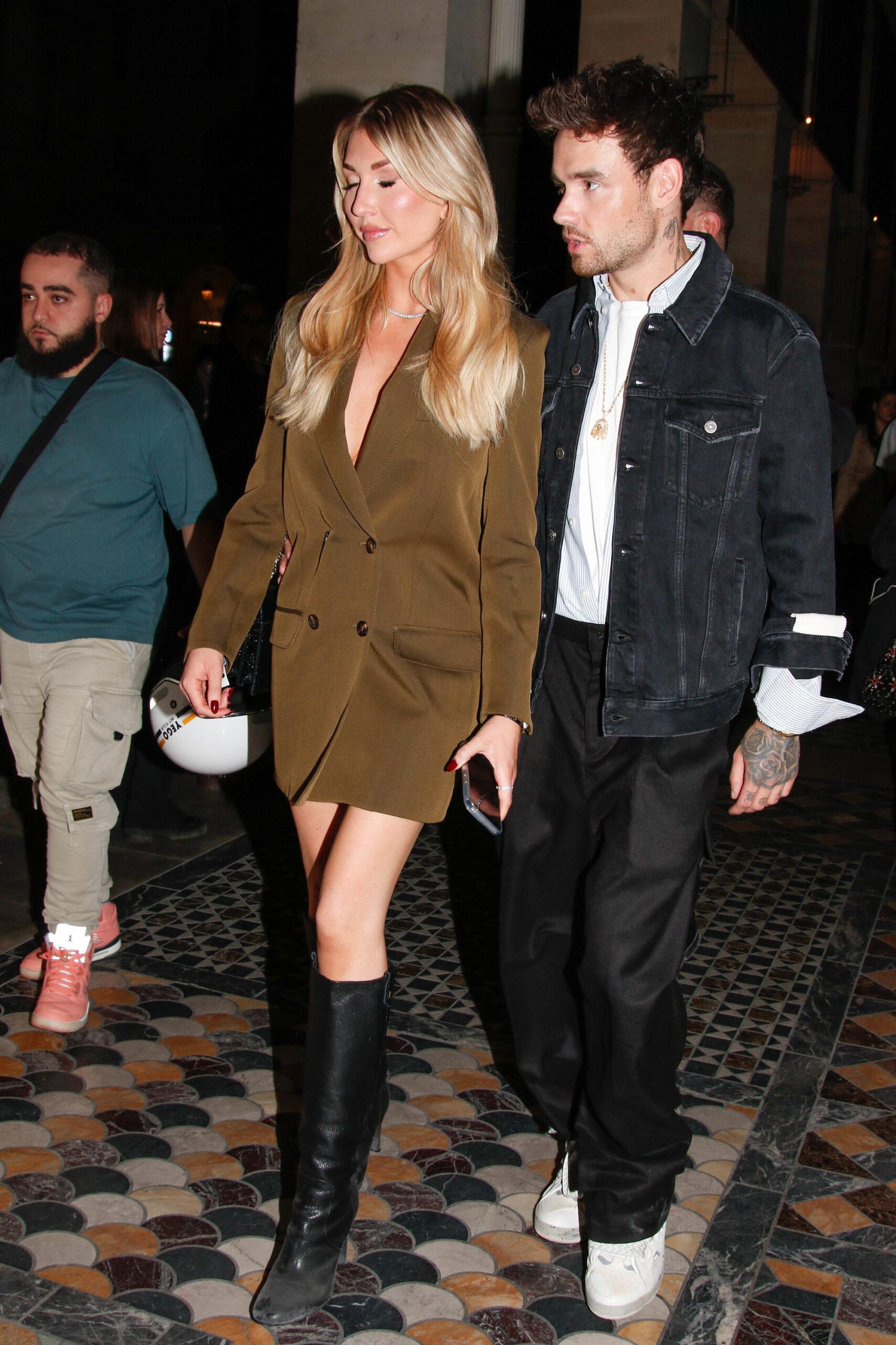 Liam Payne e Kate Cassidy são vistos saindo do restaurante Costes durante a Paris Fashion Week