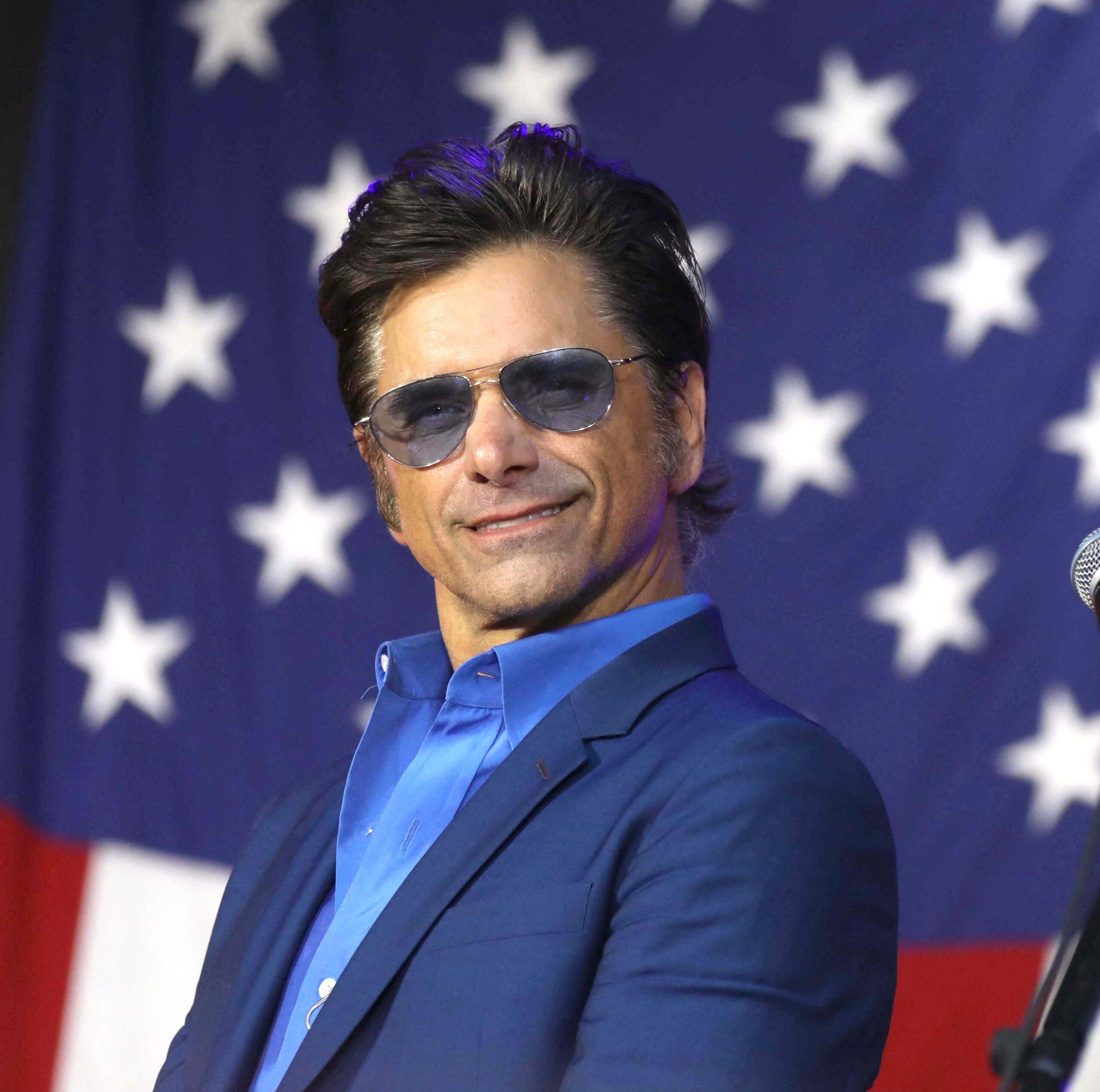 John Stamos di depan bendera Amerika