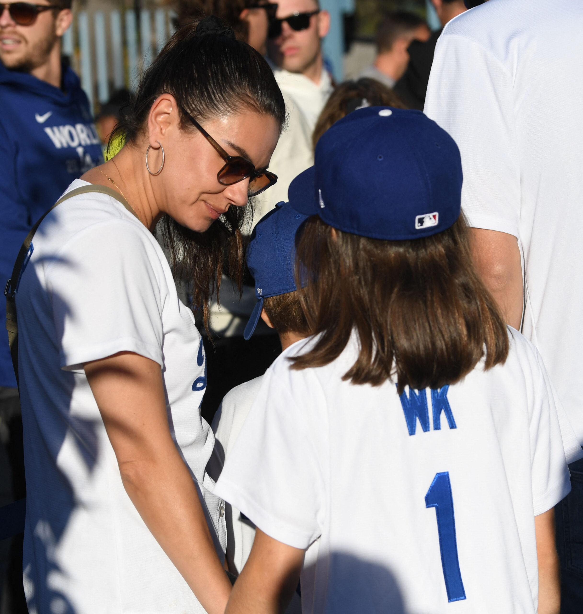 Mila Kunis vai para o jogo dos Dodgers World Series contra os Yankees em Los Angeles