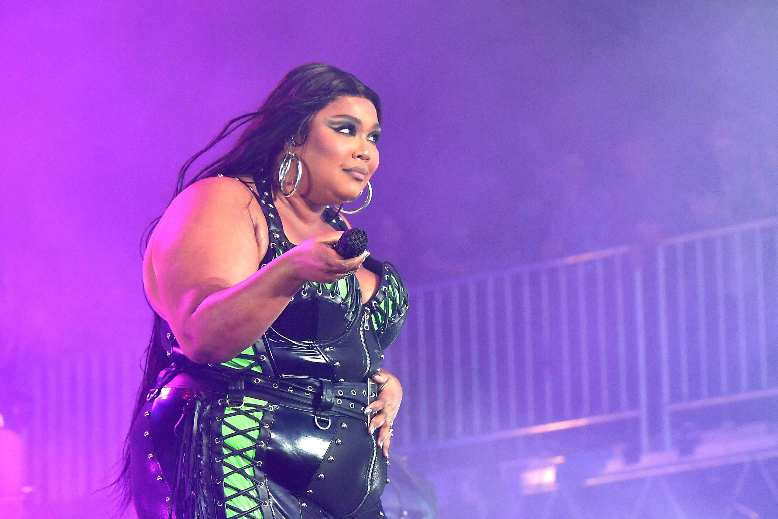 Lizzo tampil di atas panggung