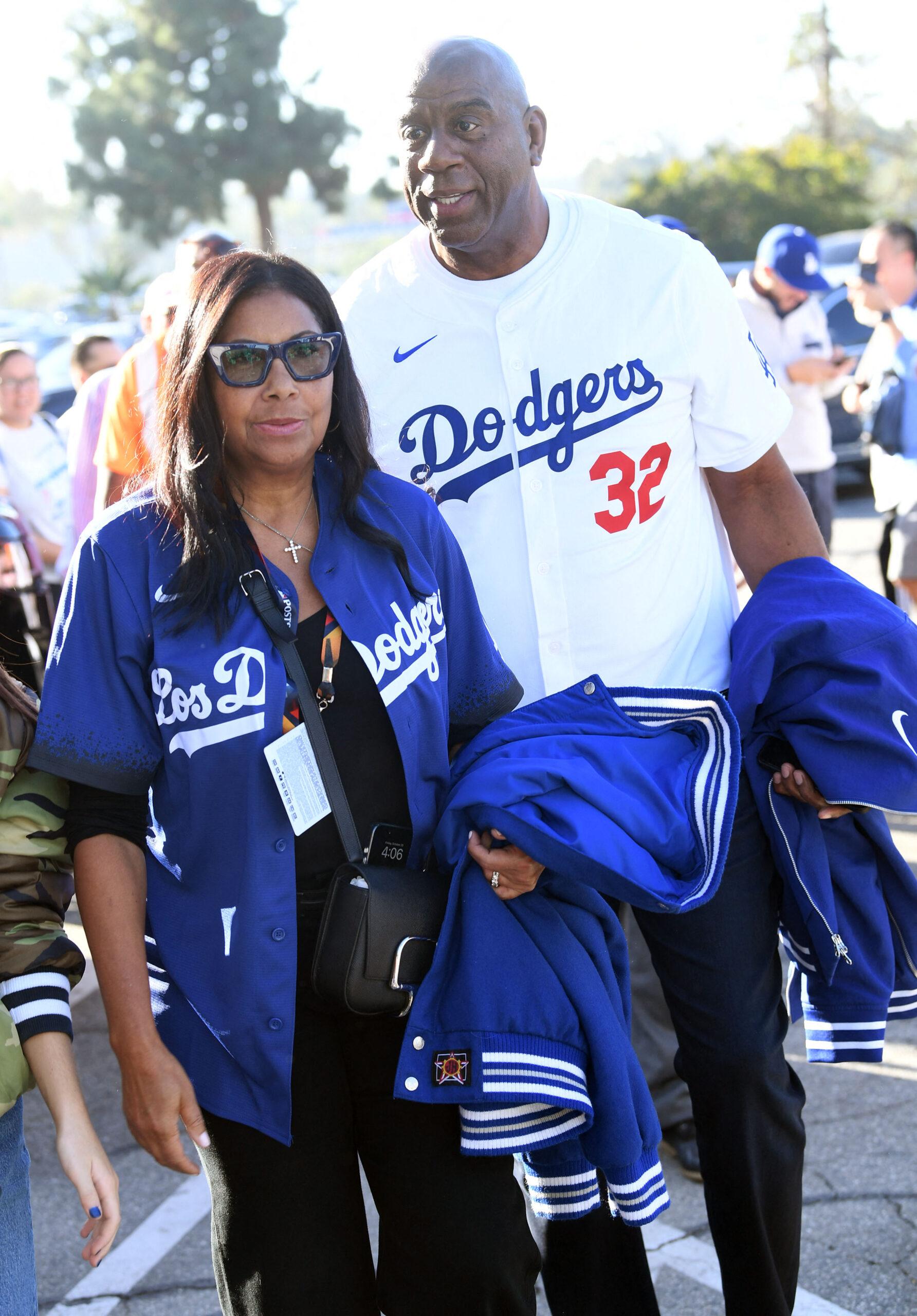 Magic Johnson uczestniczy w pierwszym meczu Dodgers Yankees World Series na stadionie Dodgers w Los Angeles