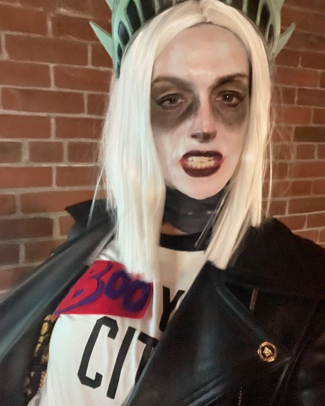 Anne Hathaway memamerkan penampilan Halloweennya: gaya Harley Quinn di Patung Liberty