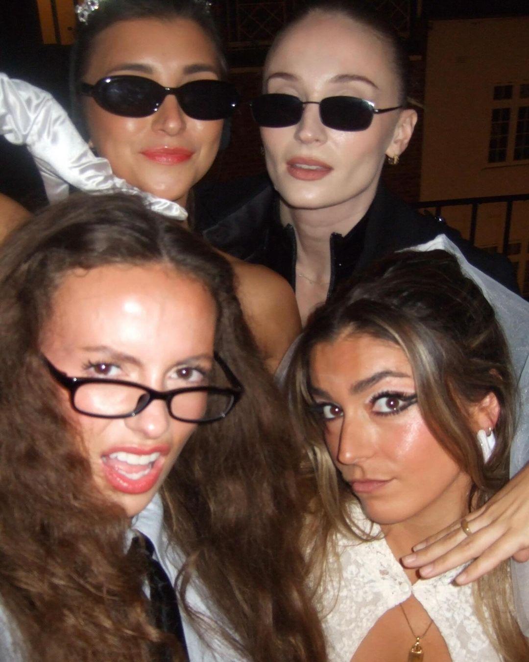 Sophie Turner e amigos tiram selfie em festa de Halloween