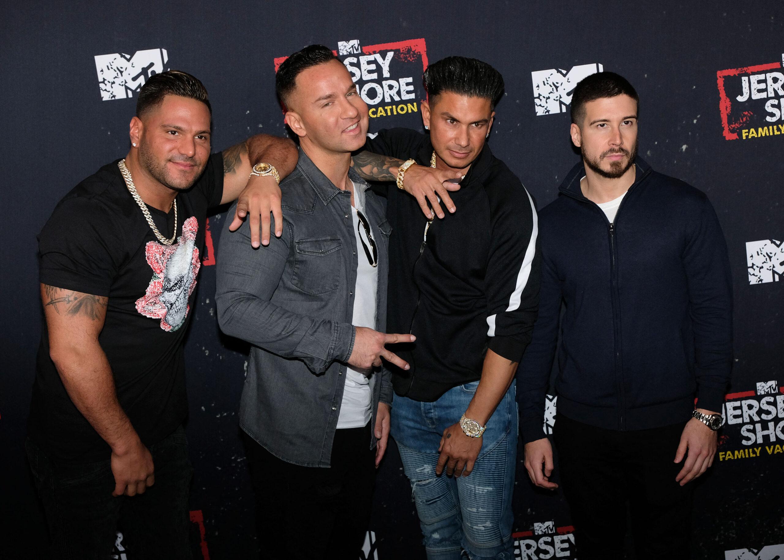 Elenco de Jersey Shore na estreia do tapete vermelho de férias em família em Jersey Shore em Los Angeles