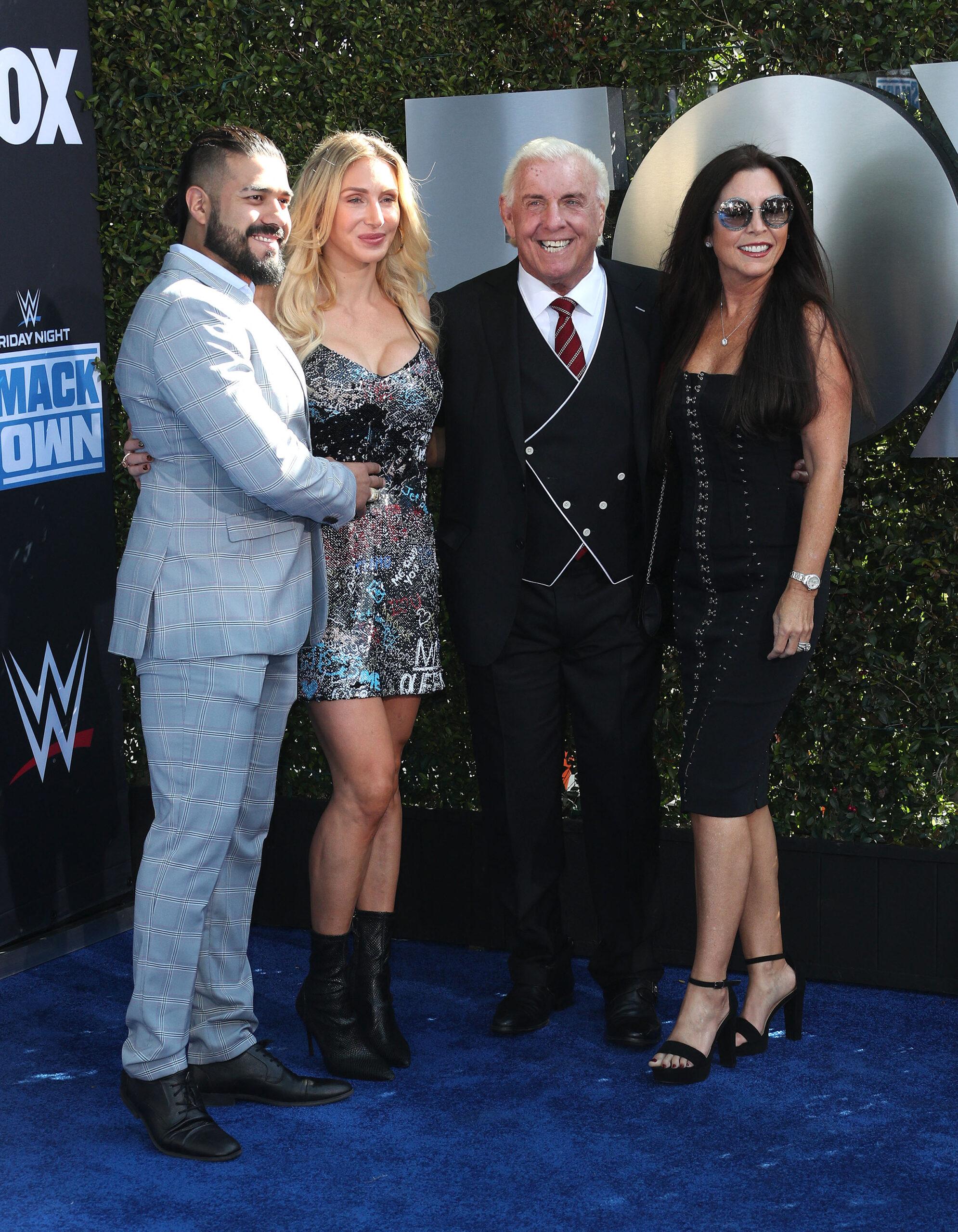 Charlotte Flair e Ric Flair na celebração do 20º aniversário da WWE - chegadas