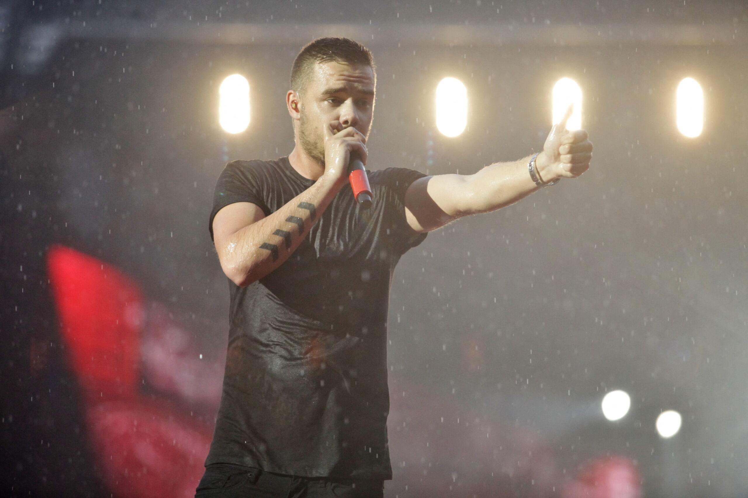 Liam Payne visto aqui se apresentando no Estádio Olímpico de Torino