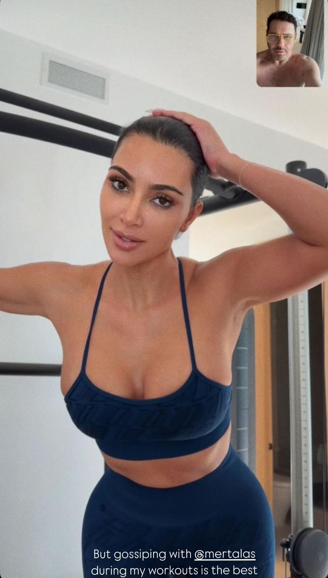 Kim Kardashian przyjmuje pozę do kamery.