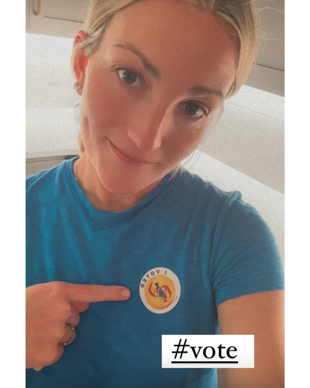 Jamie Lynn Spears takes selfie with voting sticker