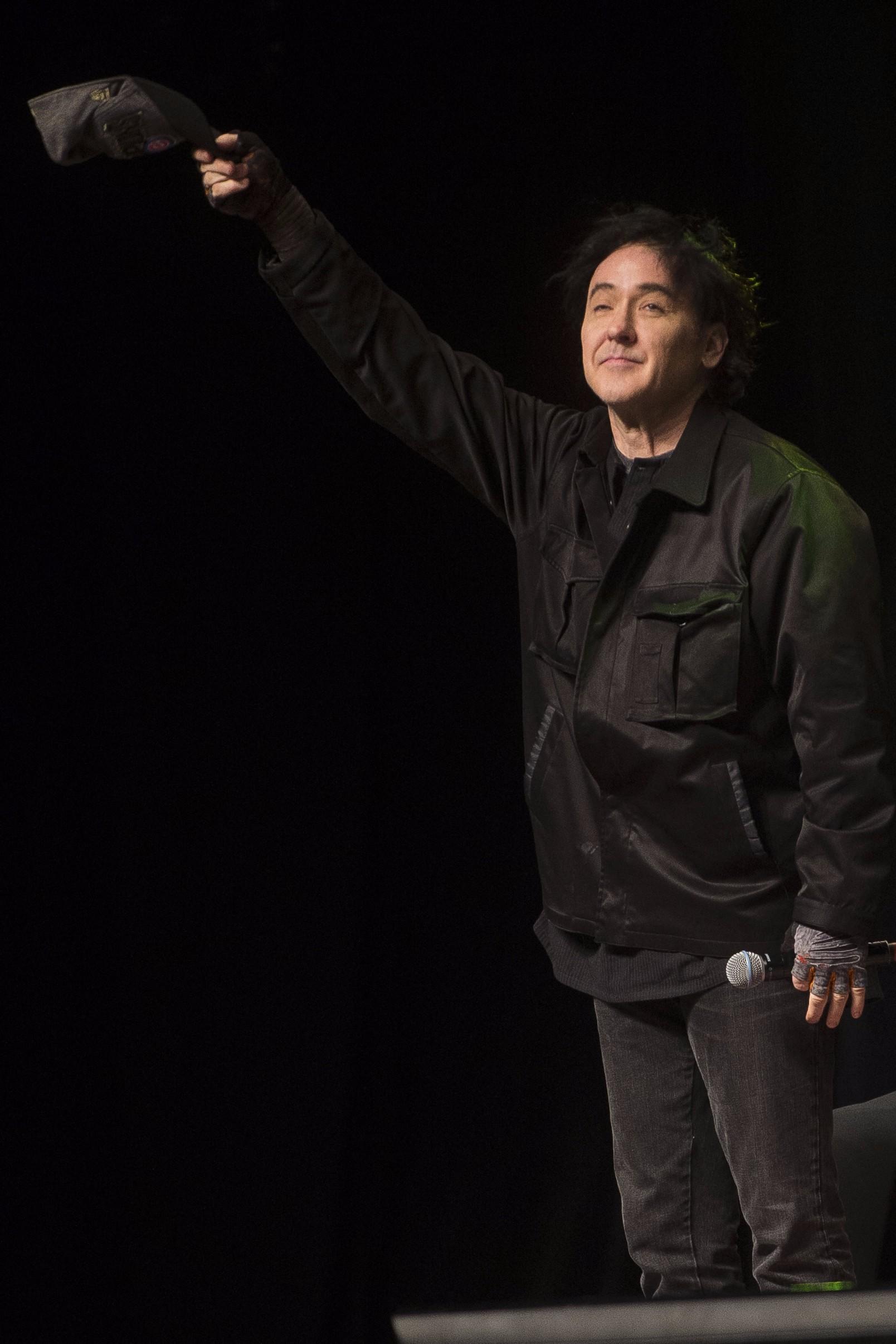 John Cusack macha kapeluszem