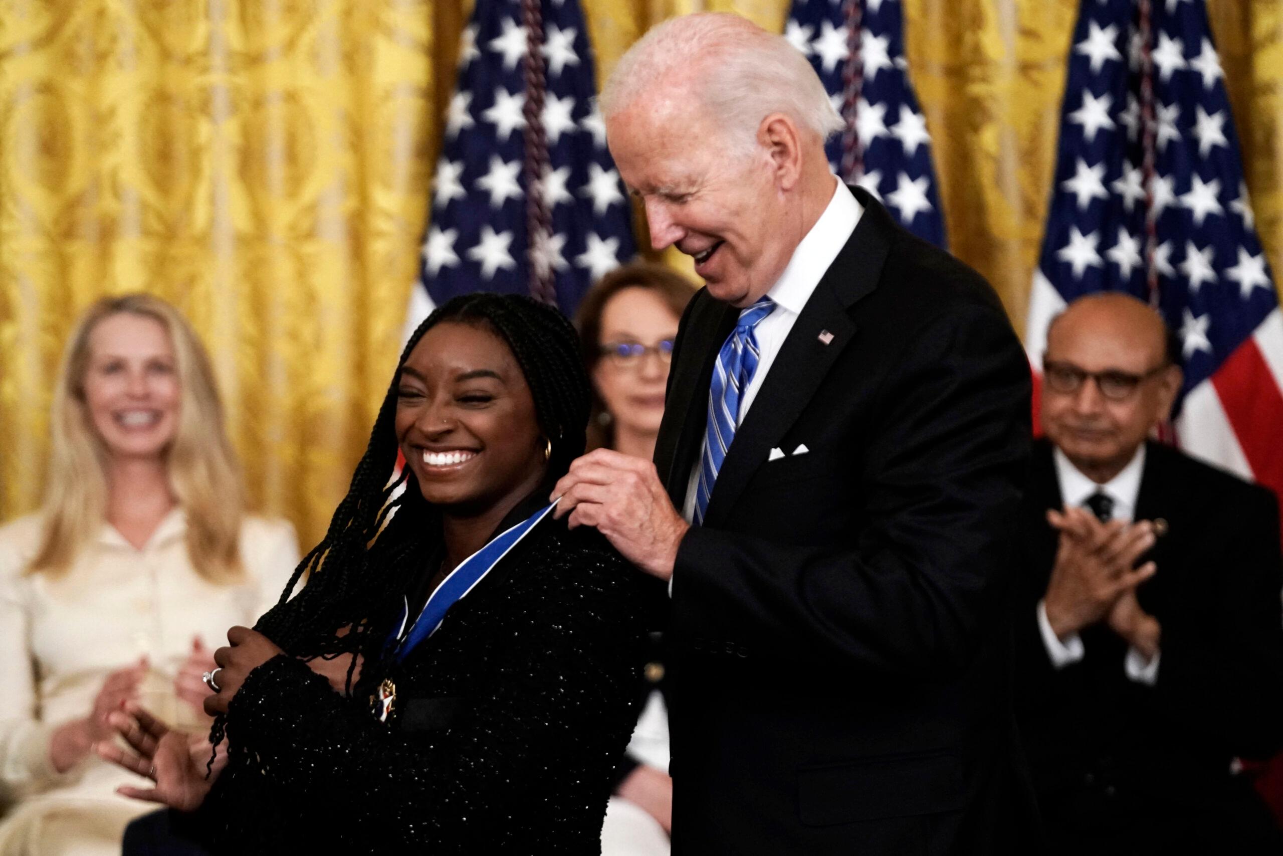 Biden wręcza Medal Wolności Simone BIles