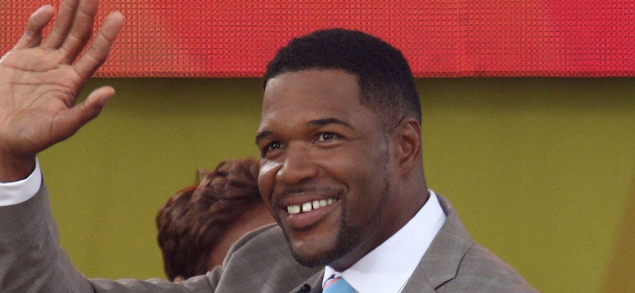 Michael Strahan waving