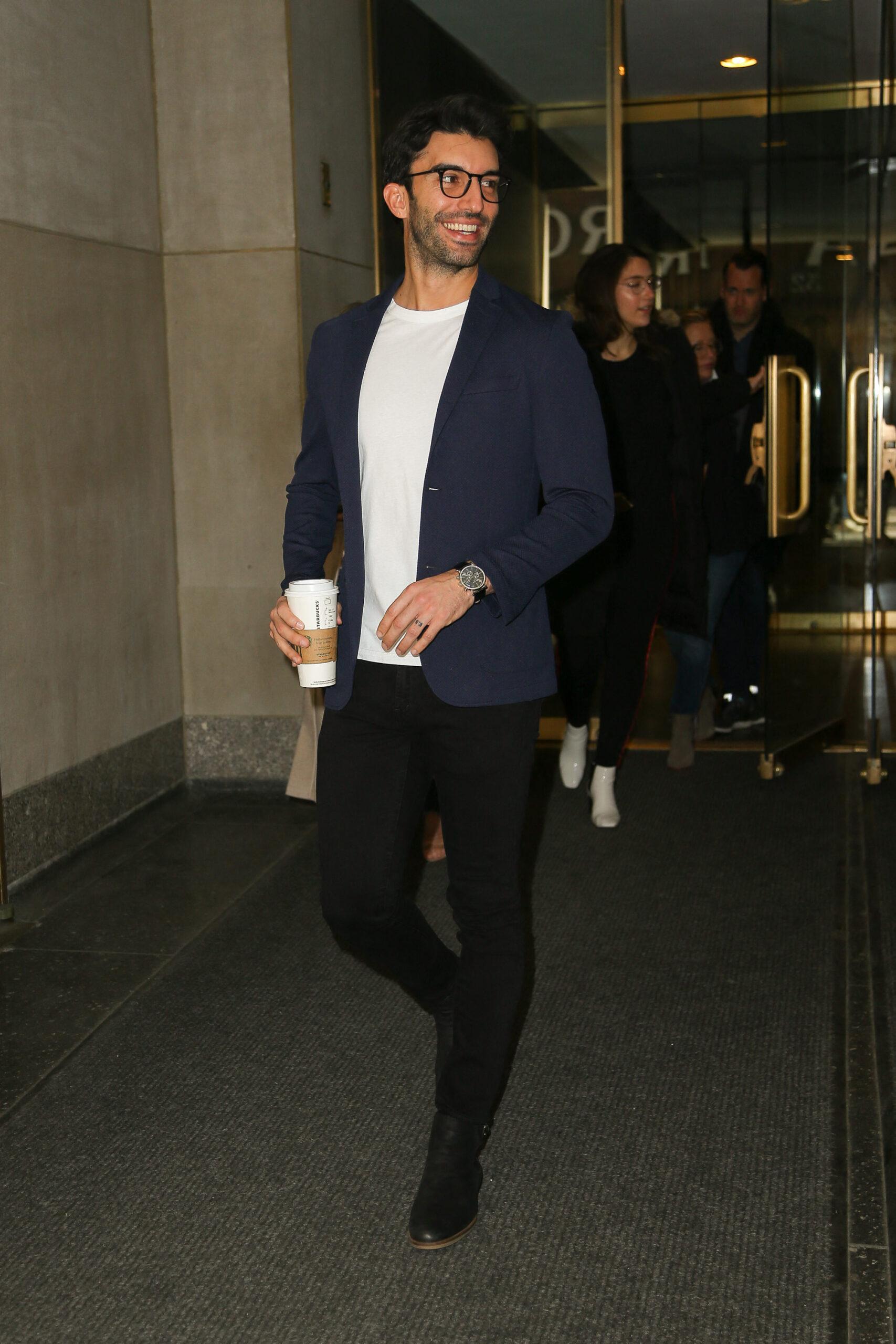 Justin Baldoni é flagrado saindo dos estúdios da NBC em Nova York