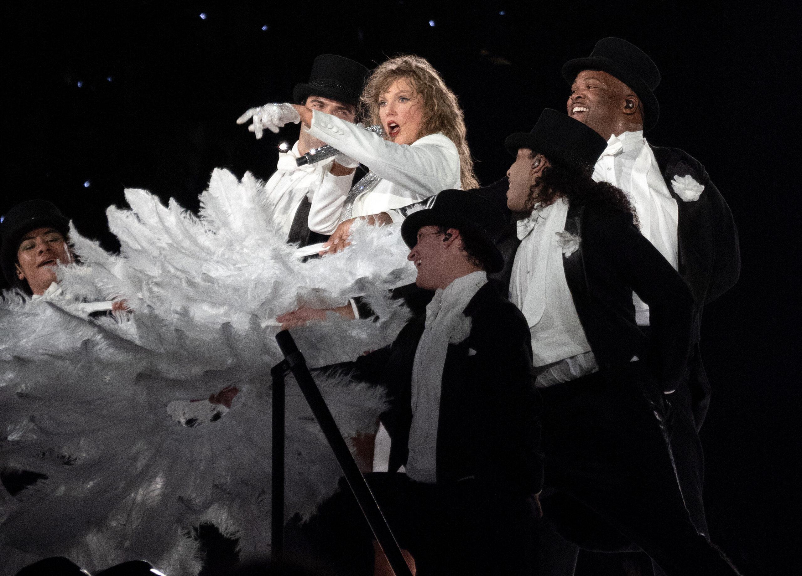 Taylor Swift performs the round of the age