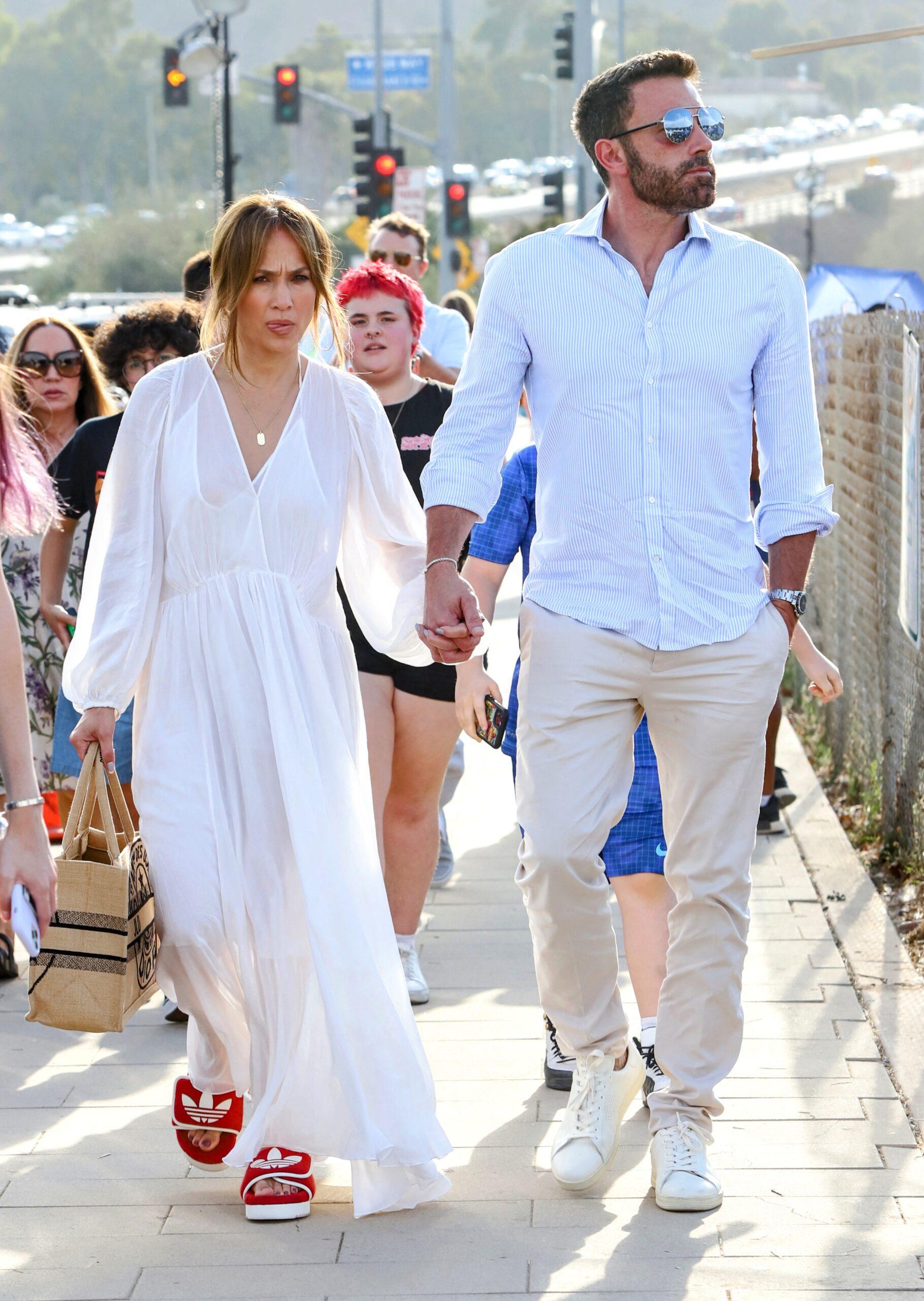 Jennifer Lopez and Ben Affleon Hand in Hands