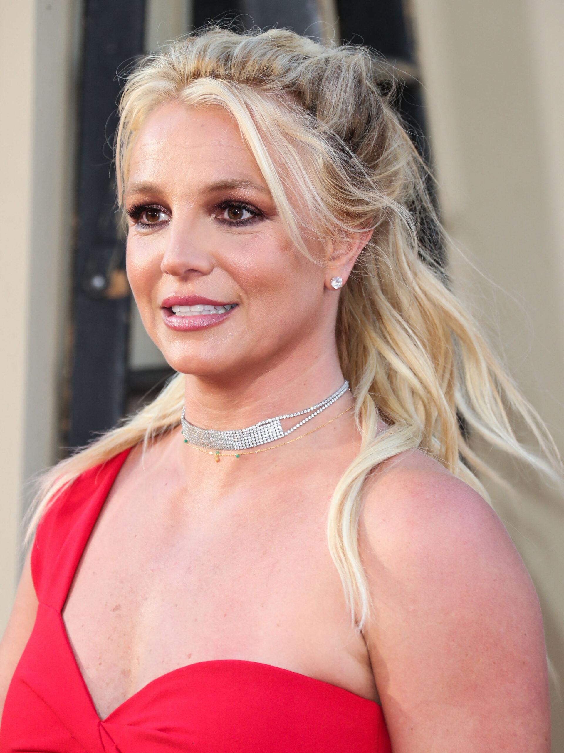 Britney Spears Raises Eyebrows During Luxury Cabo Stay Britney Spears Raises Eyebrows During Luxury Cabo Stay