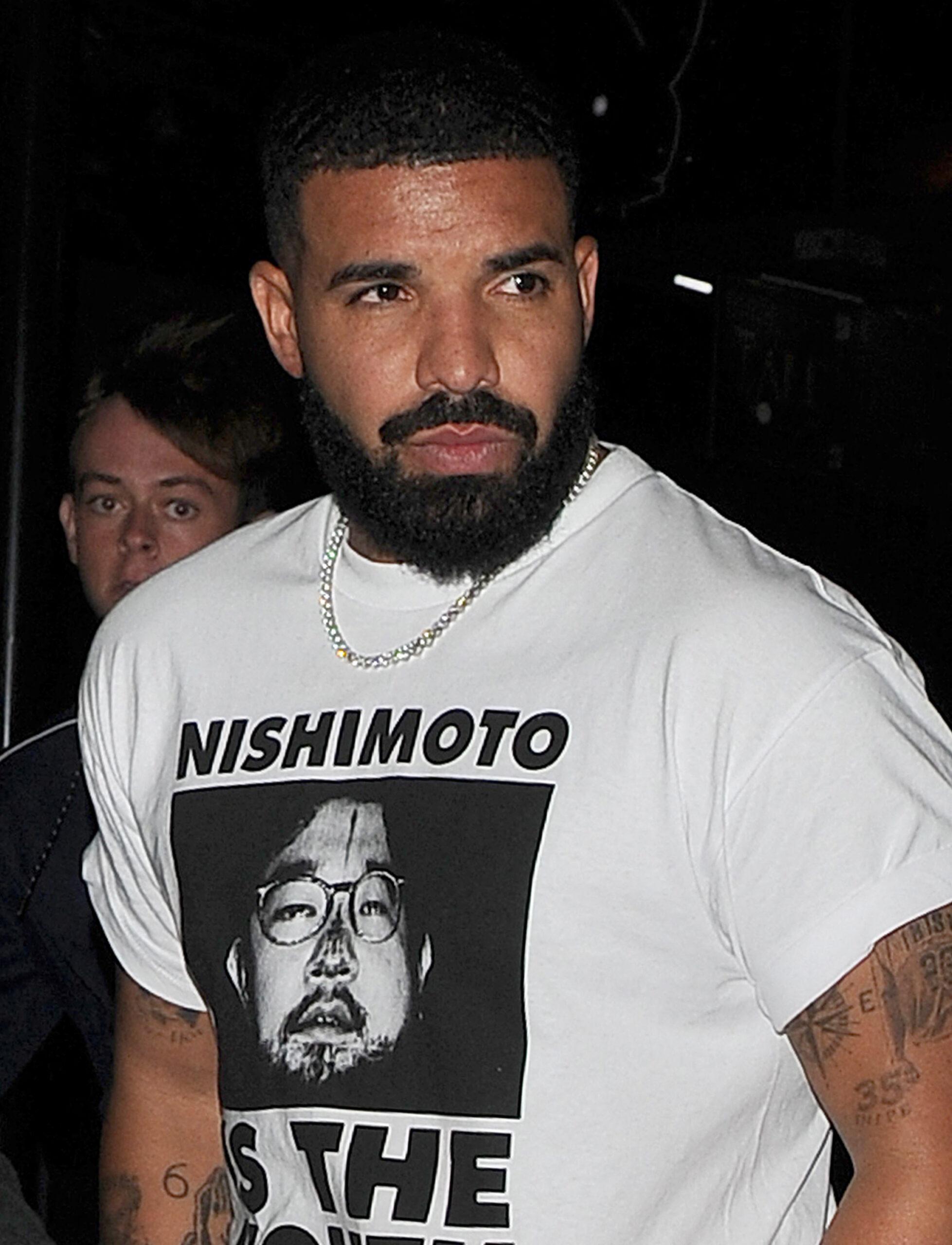 Drake terlihat meninggalkan Klub Playboy di Mayfair