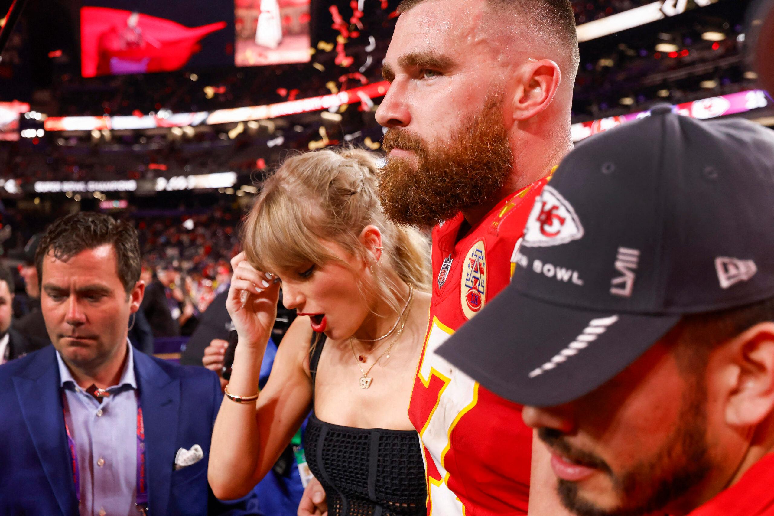 Taylor Swift and Travis Kelce celebrates the bosses Super Bowl