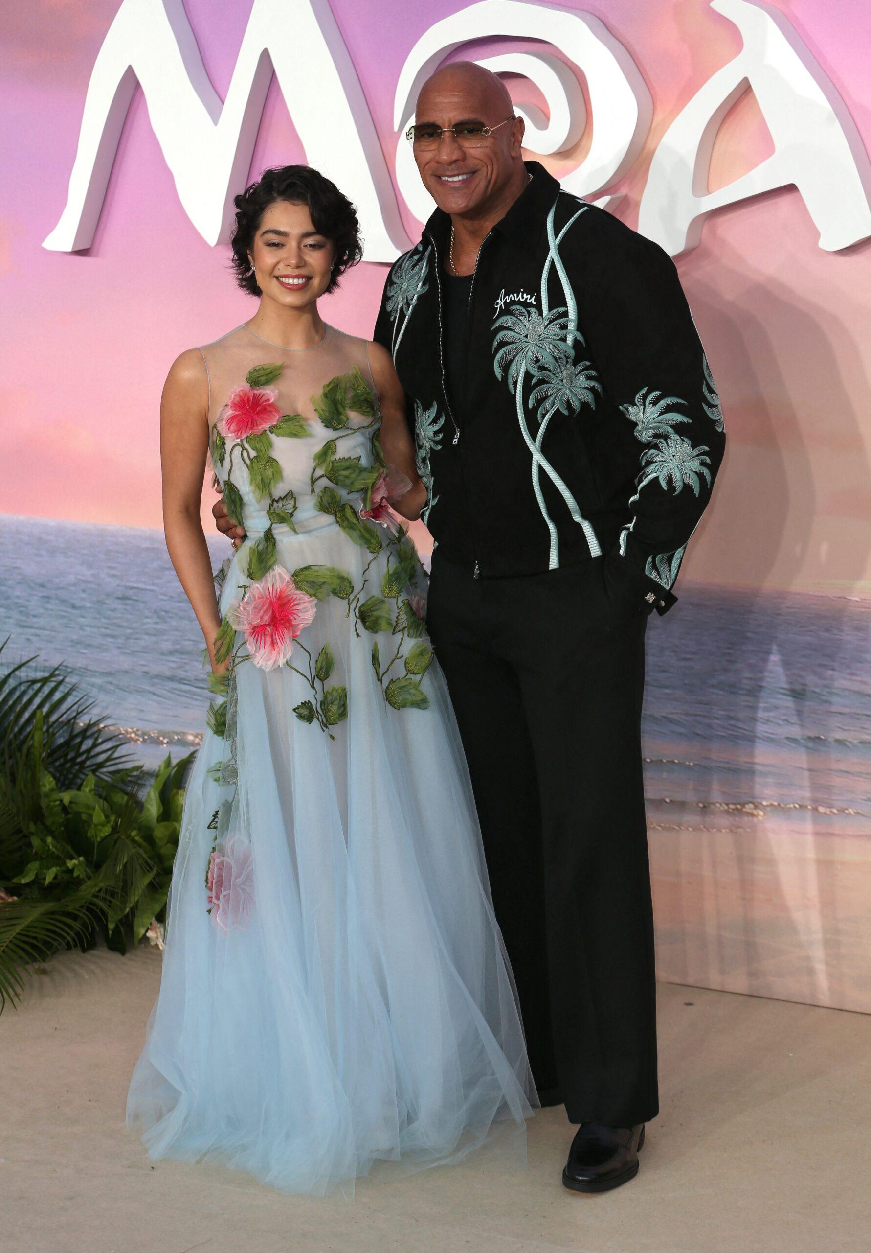 Auli Cravalho e Dwayne Johnson na estreia de Moana 2