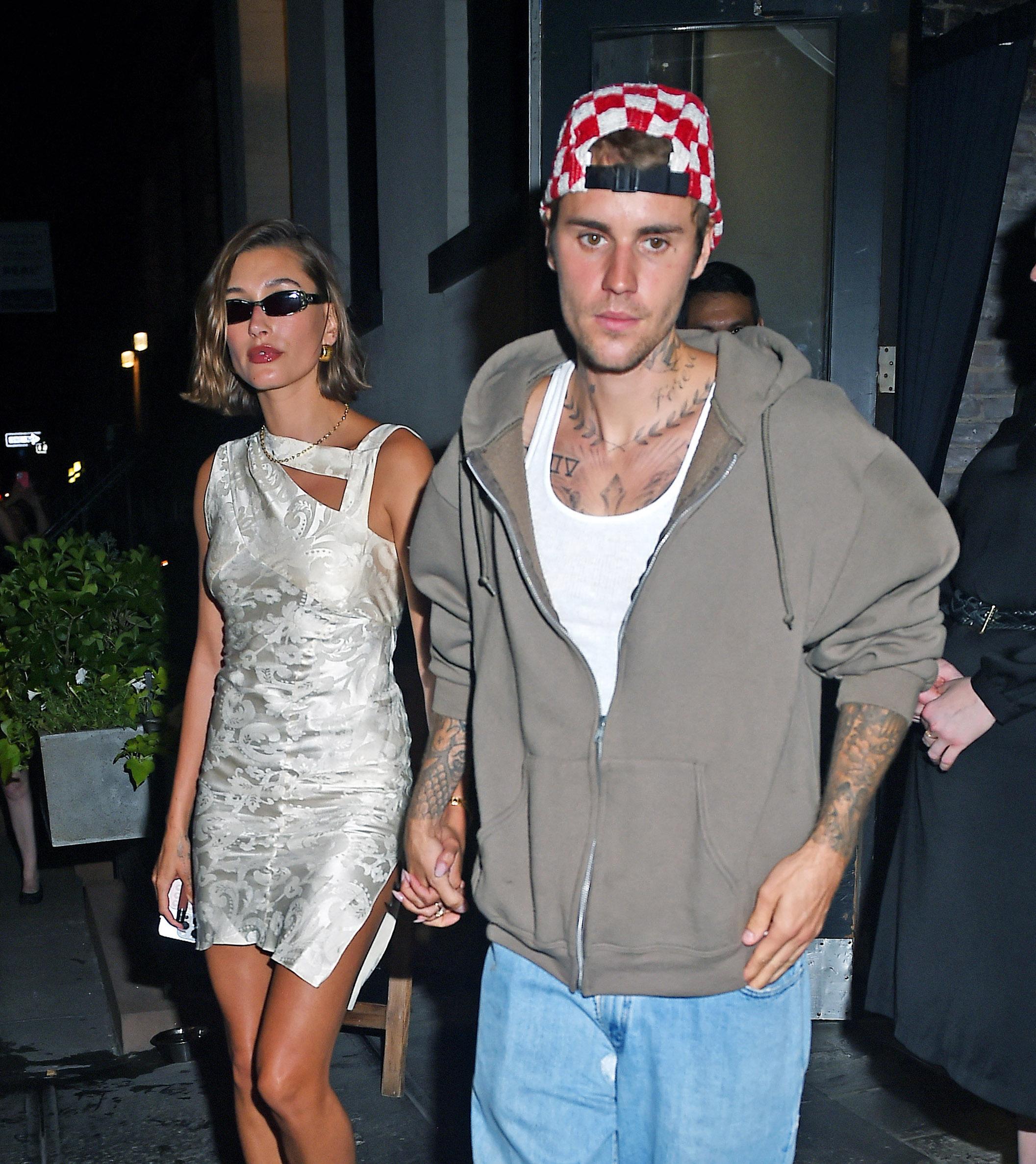 Hailey Bieber e Justin Bieber saindo do L'Artucci depois do jantar