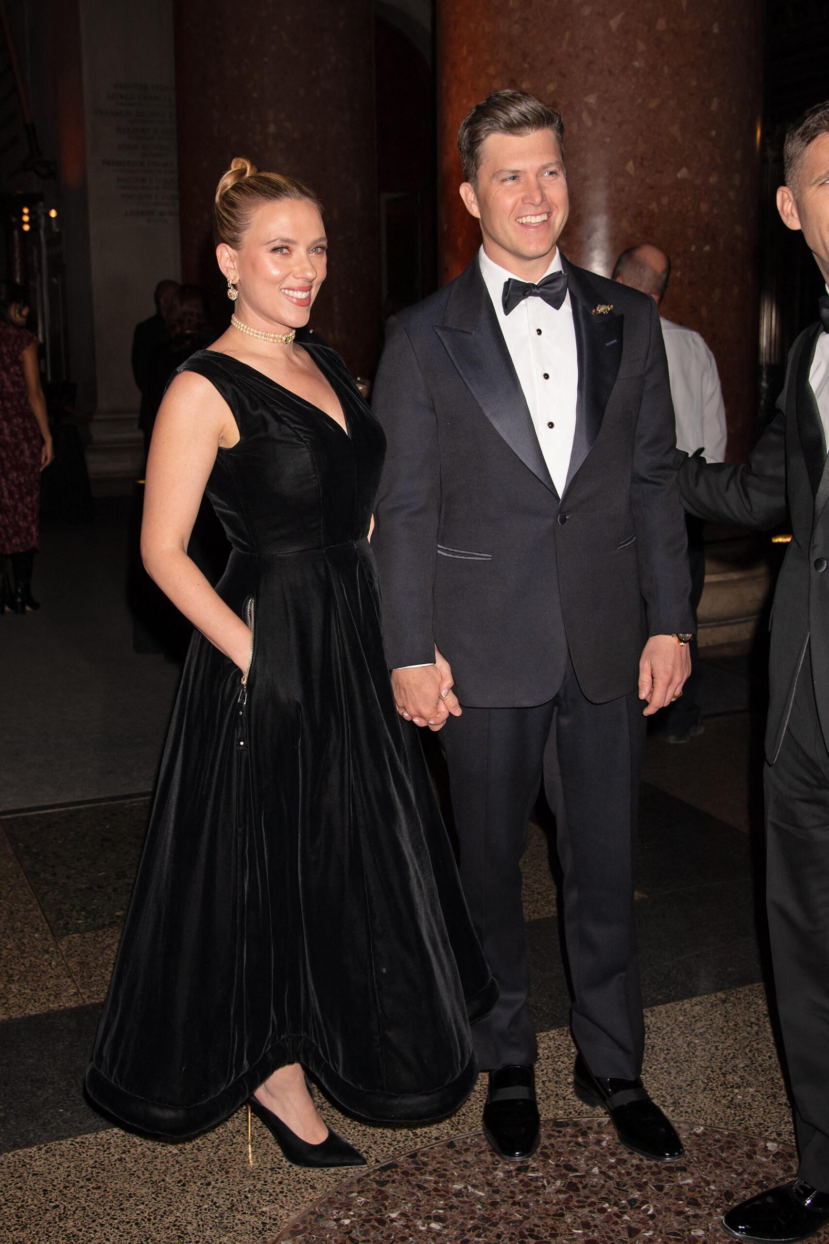 Scarlett Johansson e Colin Jost participam da Gala do Museu