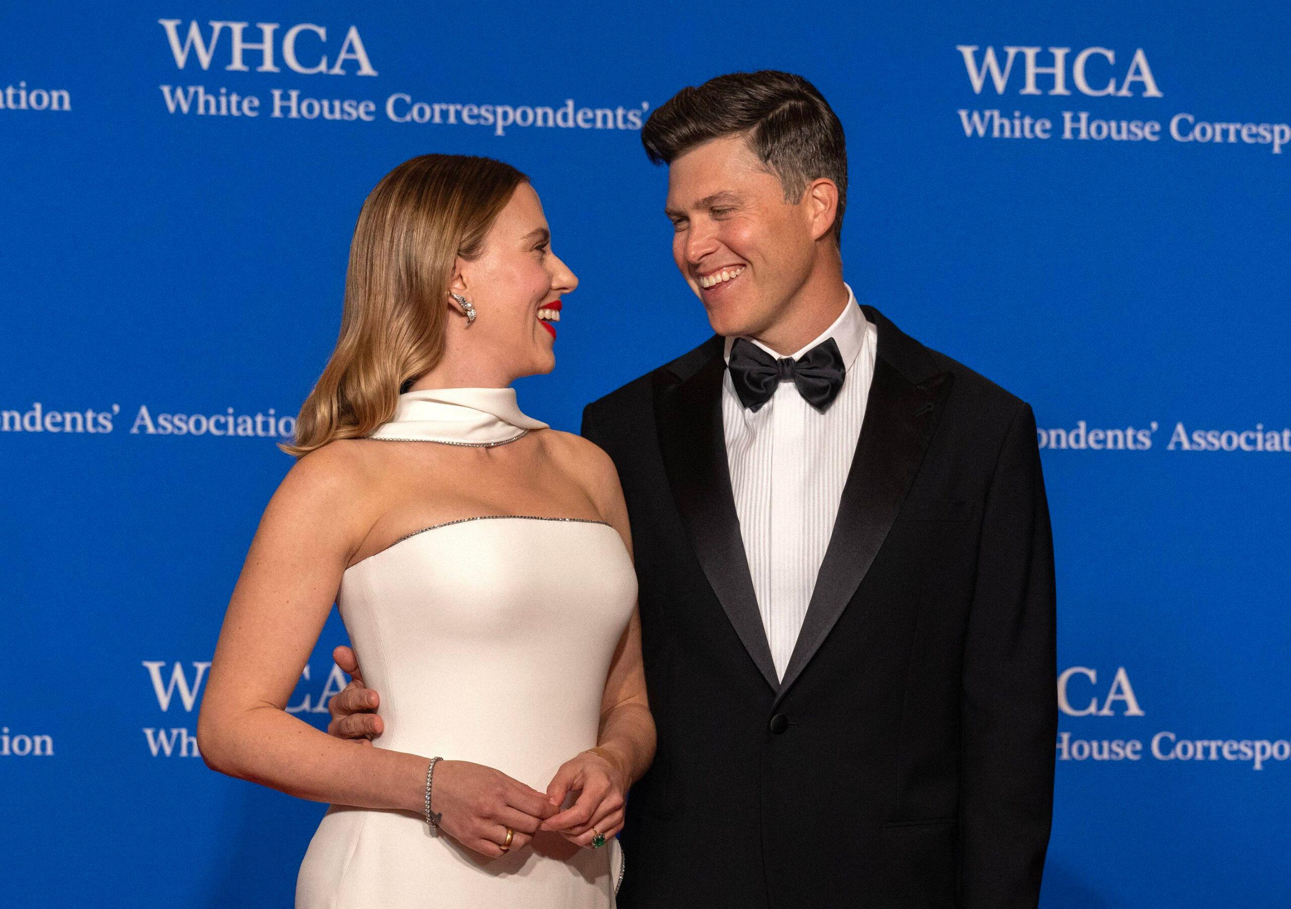 Scarlett Johansson e Colin Jost no jantar de chegada dos correspondentes na Casa Branca em 2024