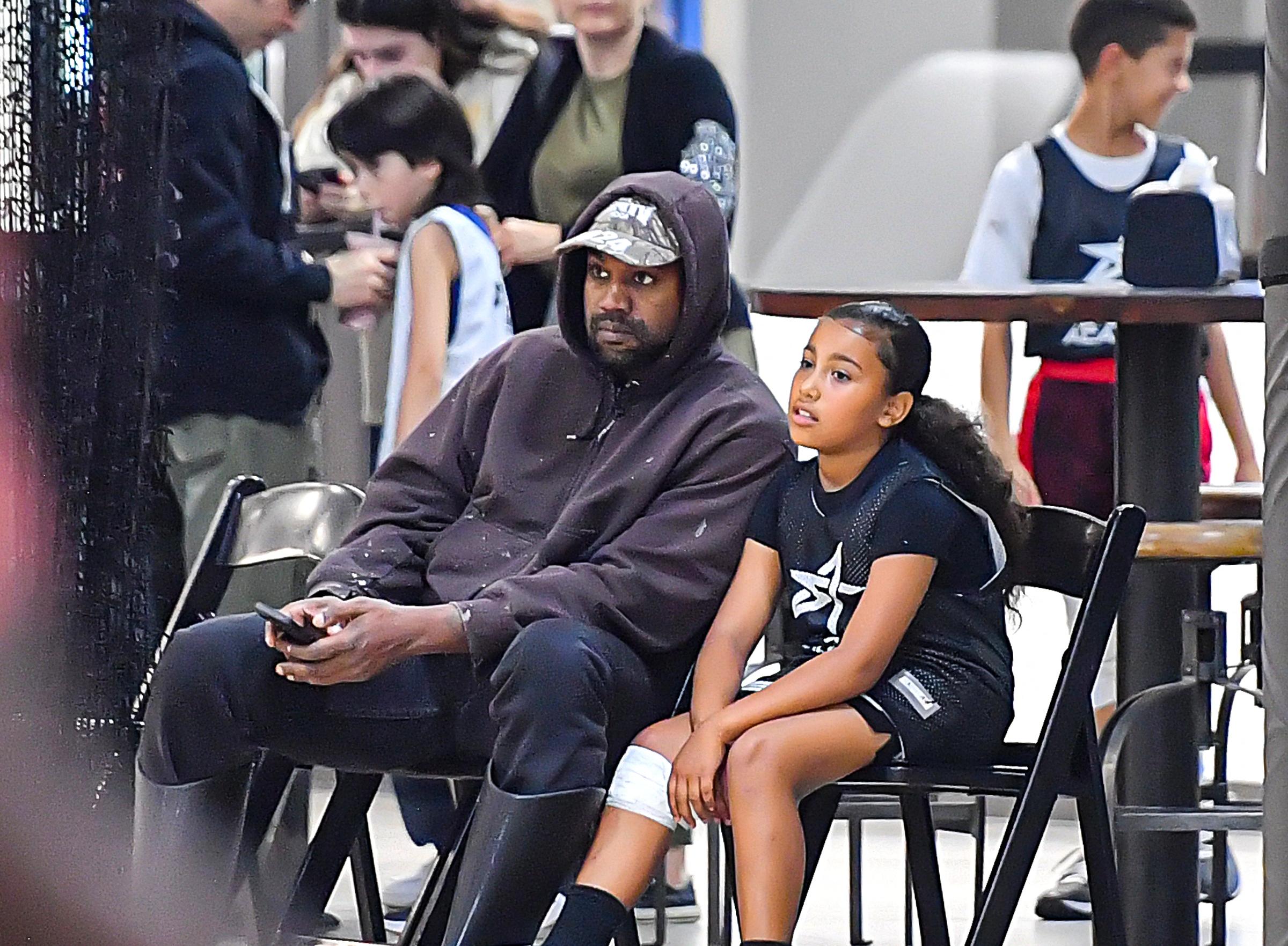 Kanye West dan putri tim Sit Court North West di pertandingan bola basketnya di Thousand Oaks, CA.