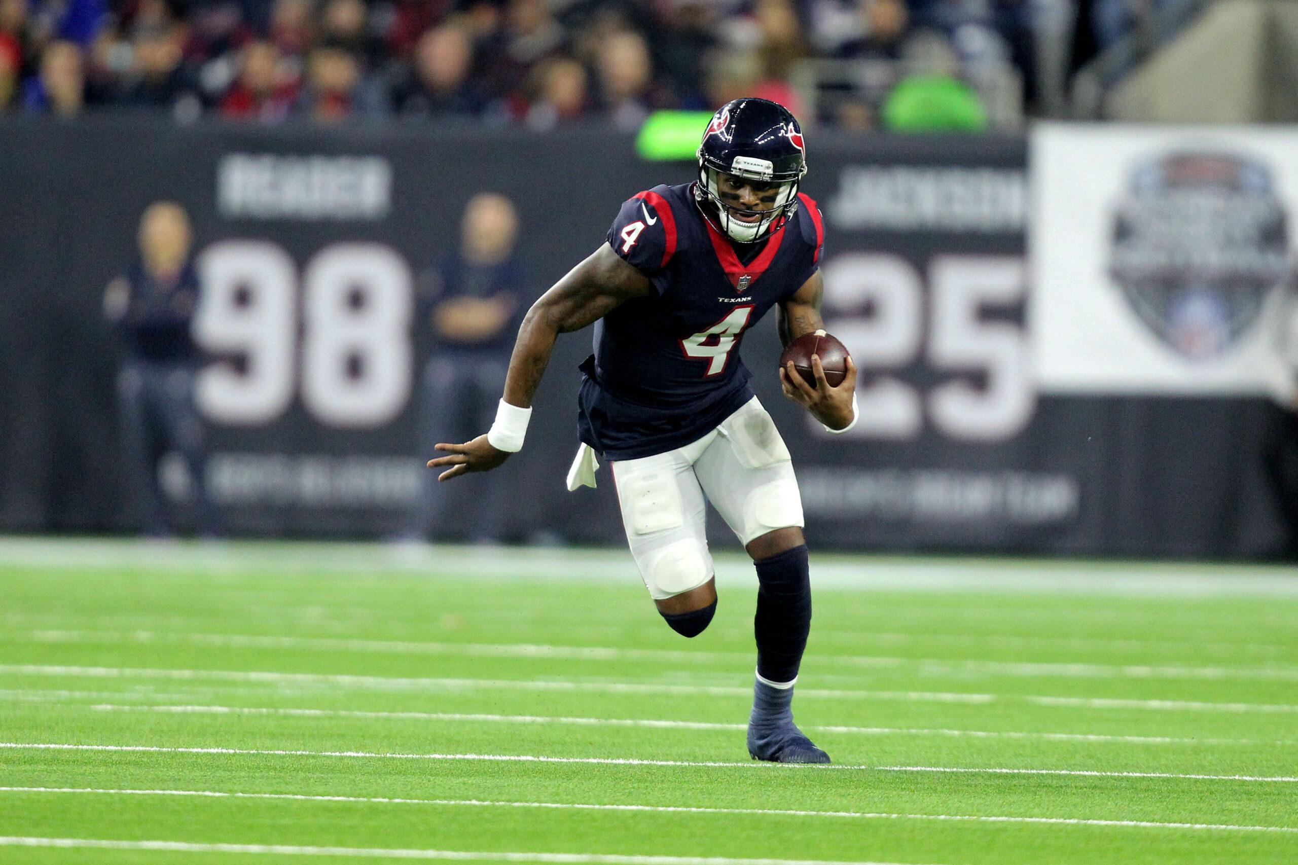 Quarterback Houston Texans Deshaun Watson terlihat melakukan umpan ke bawah