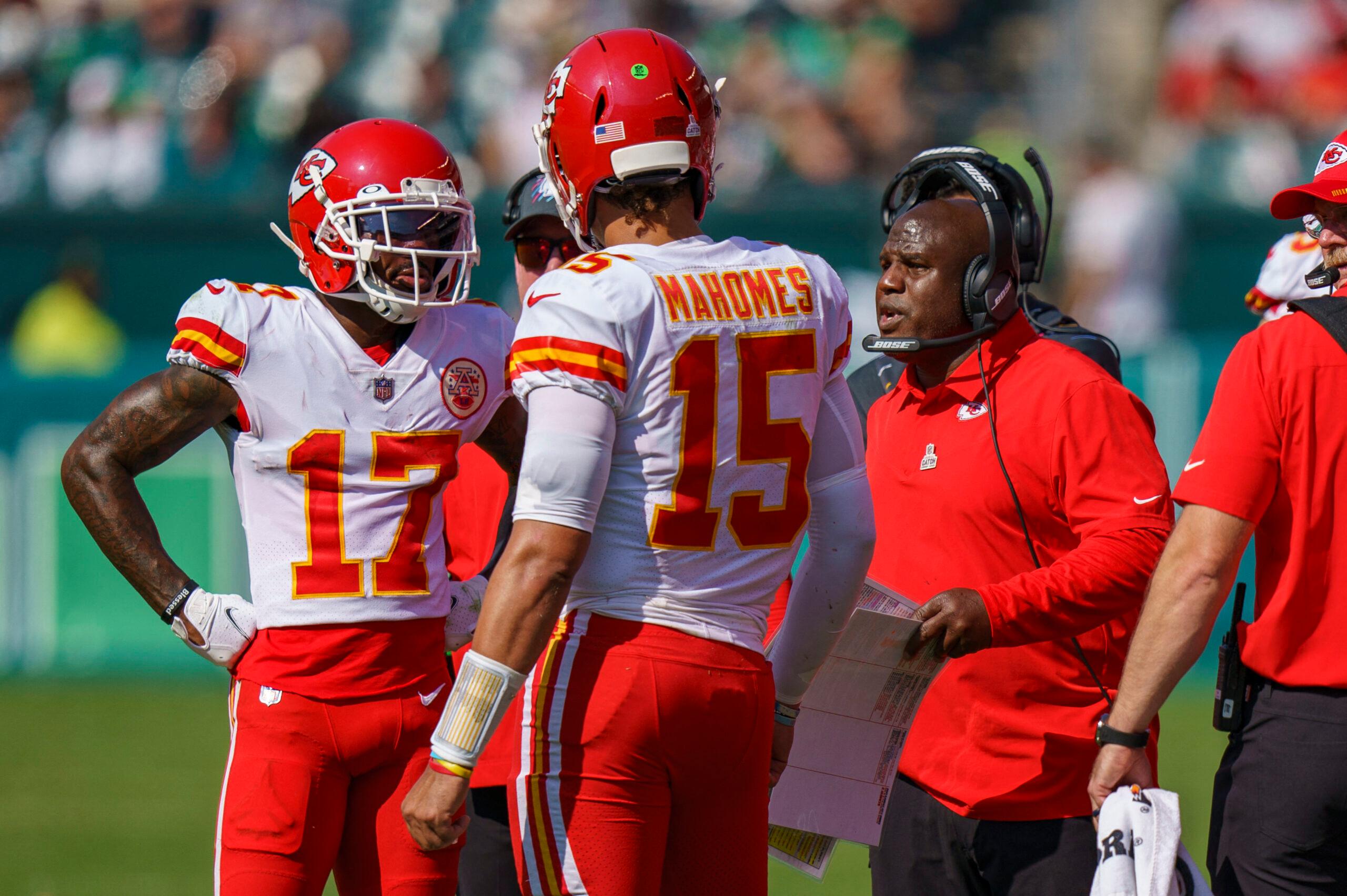 Patrick Mahomes dan Mecole Hardman di lapangan sepak bola